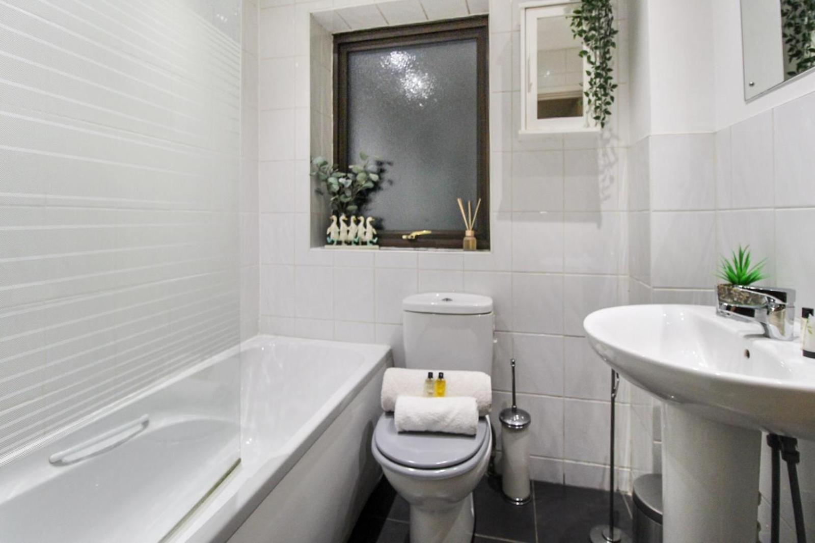Comfortable 2 Bedroom House with Free Parking