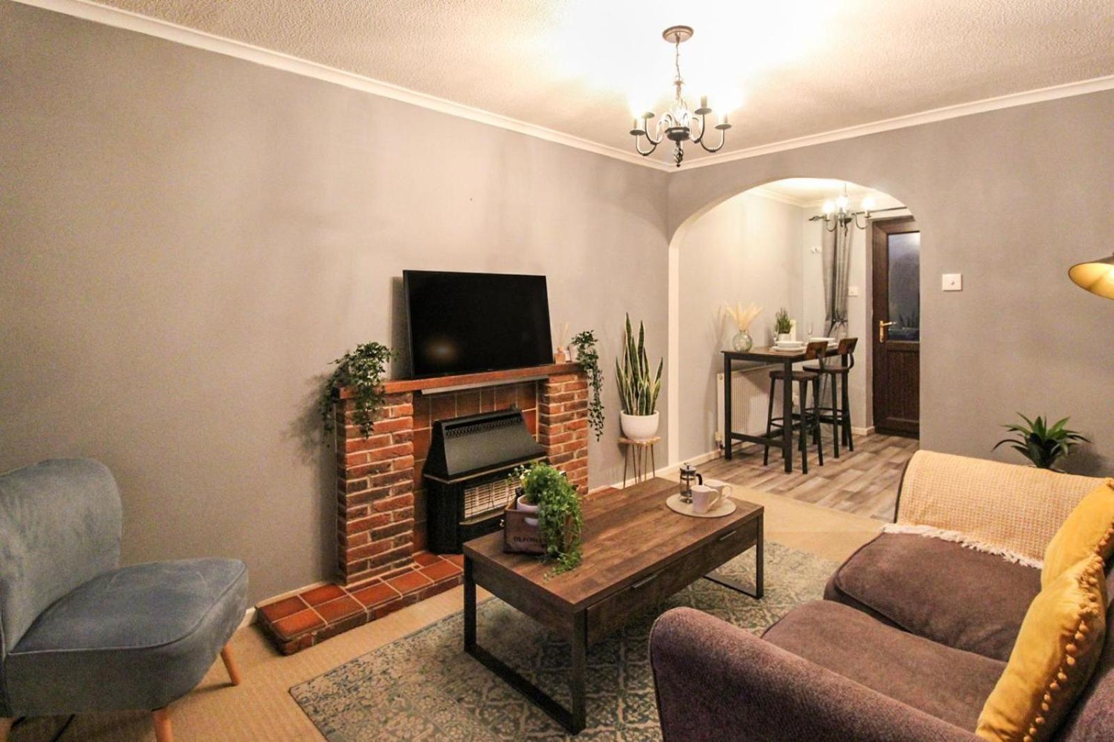 Comfortable 2 Bedroom House with Free Parking