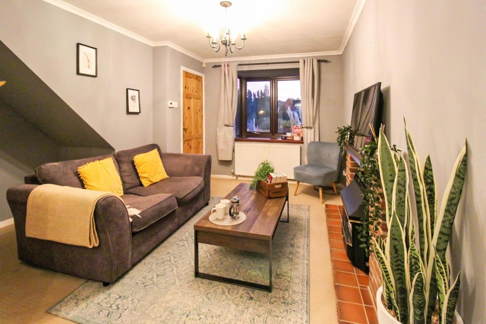 Comfortable 2 Bedroom House with Free Parking