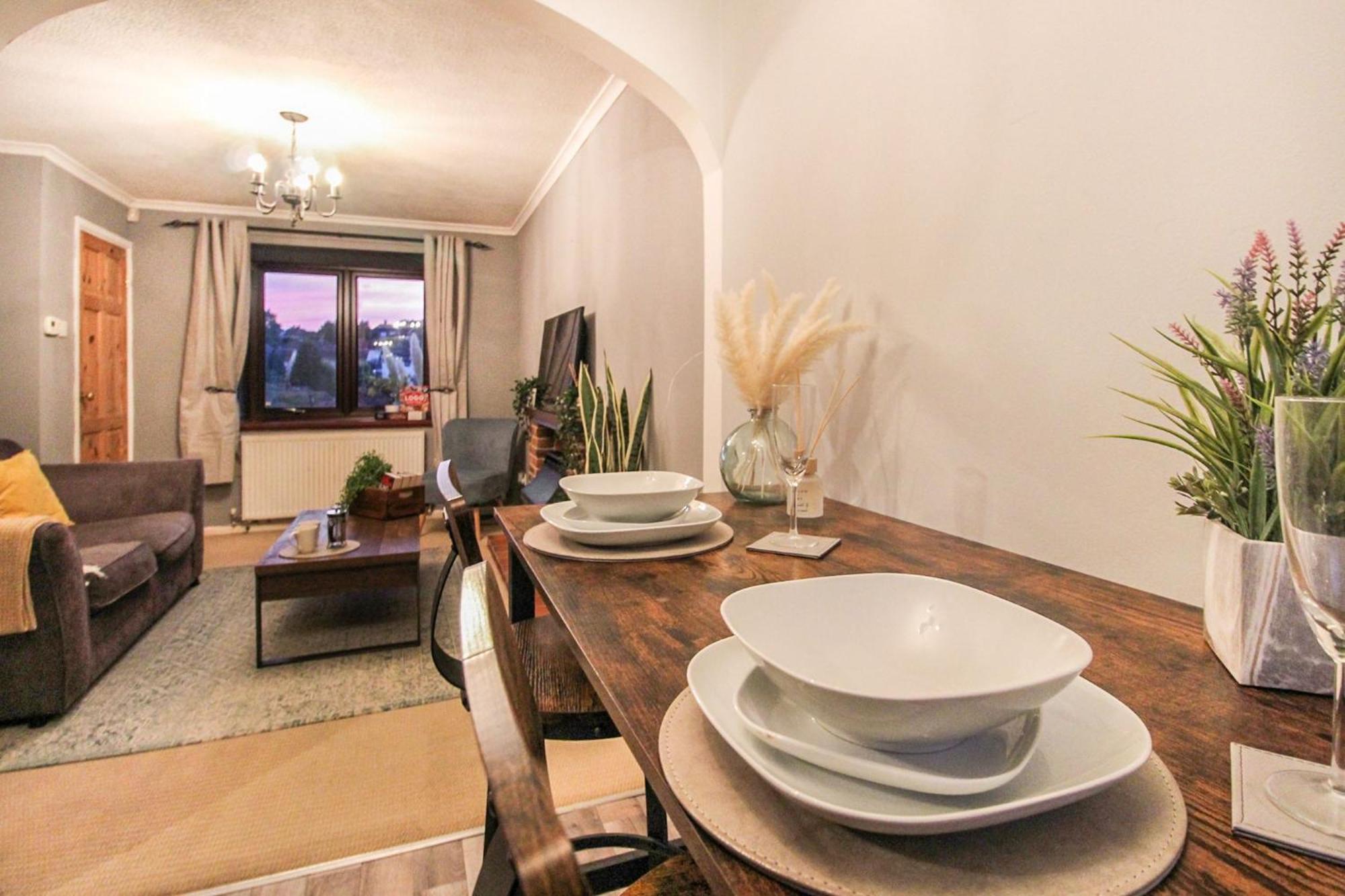 Comfortable 2 Bedroom House with Free Parking