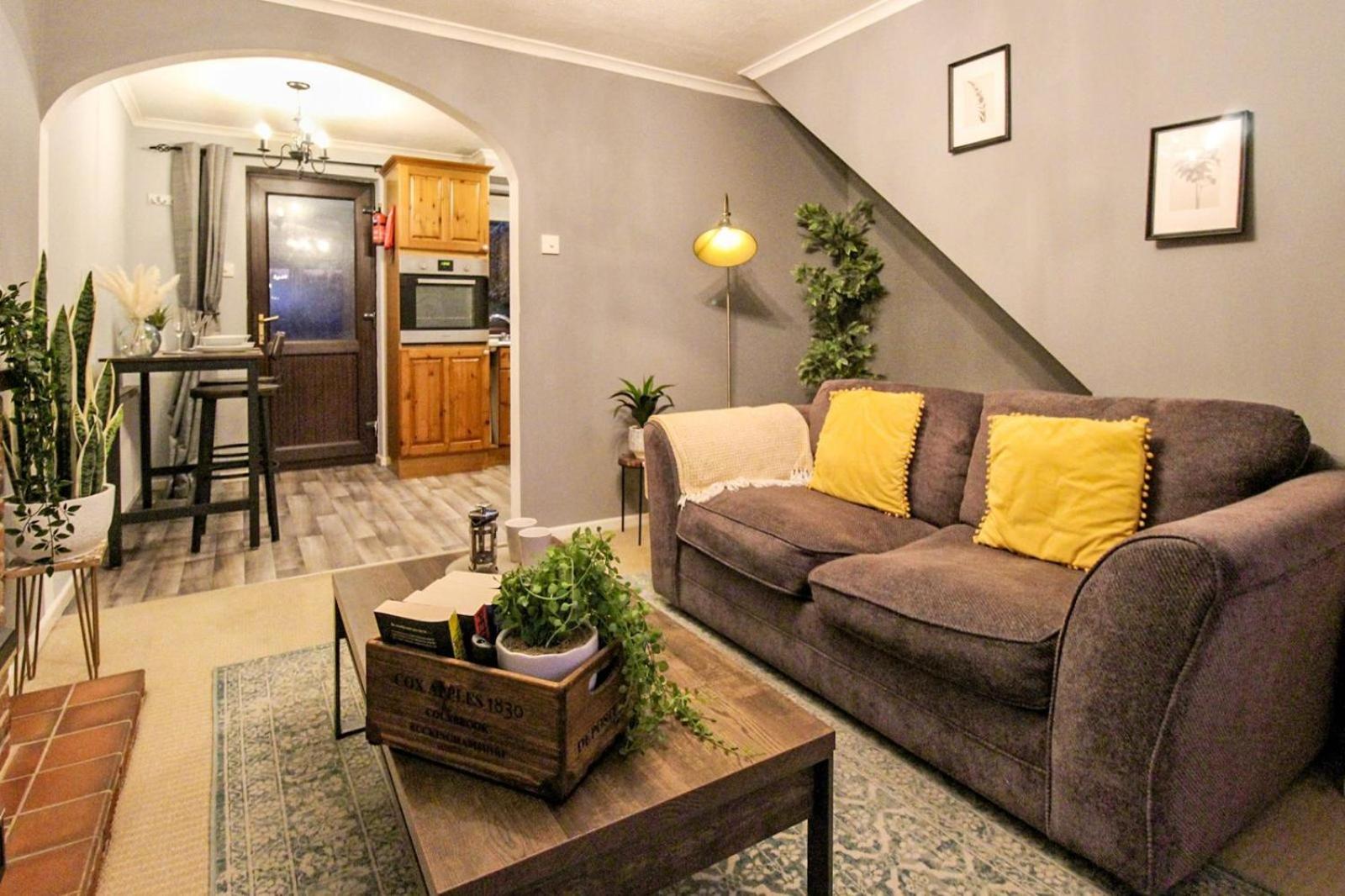 Comfortable 2 Bedroom House with Free Parking