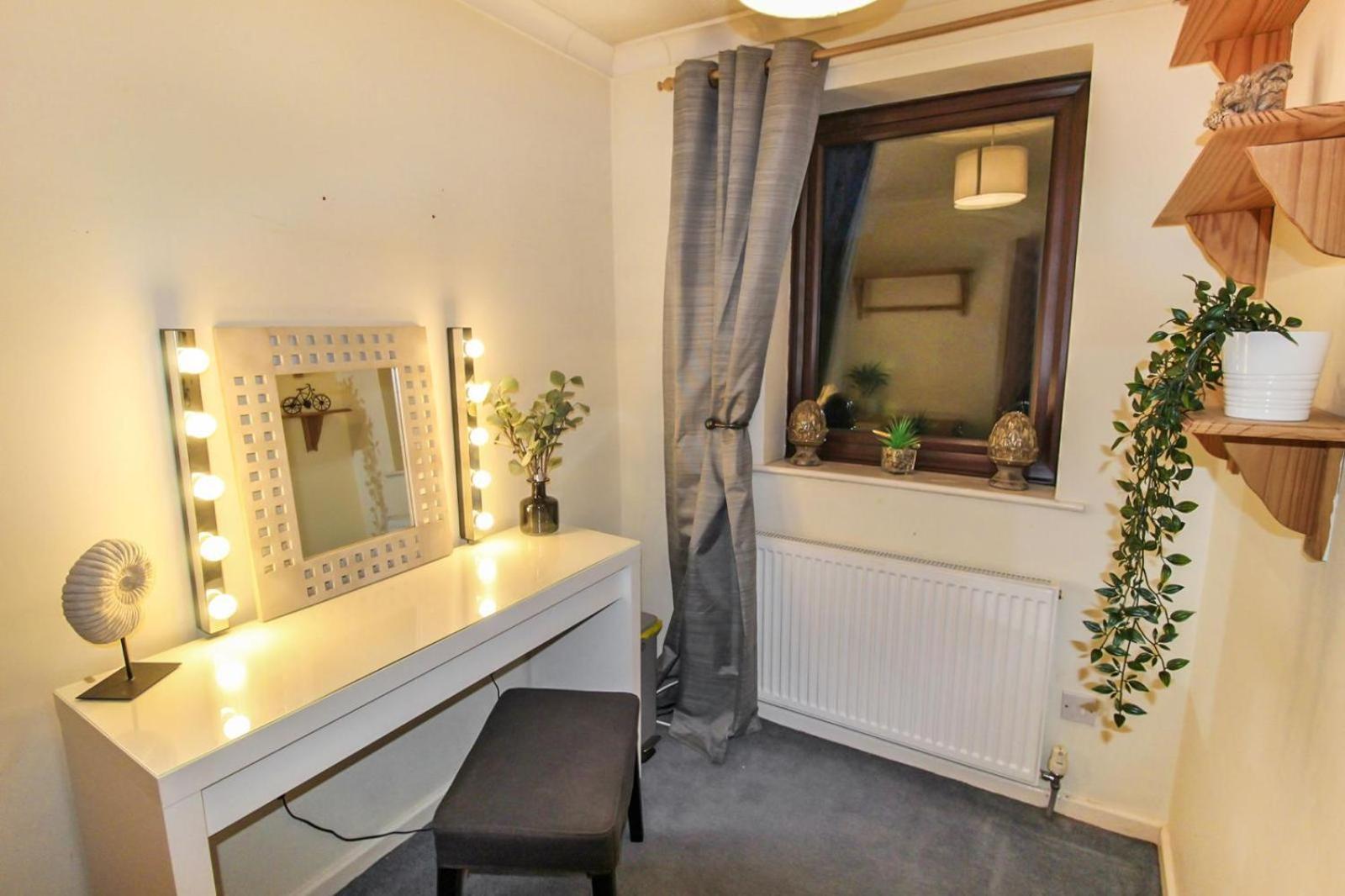 Comfortable 2 Bedroom House with Free Parking