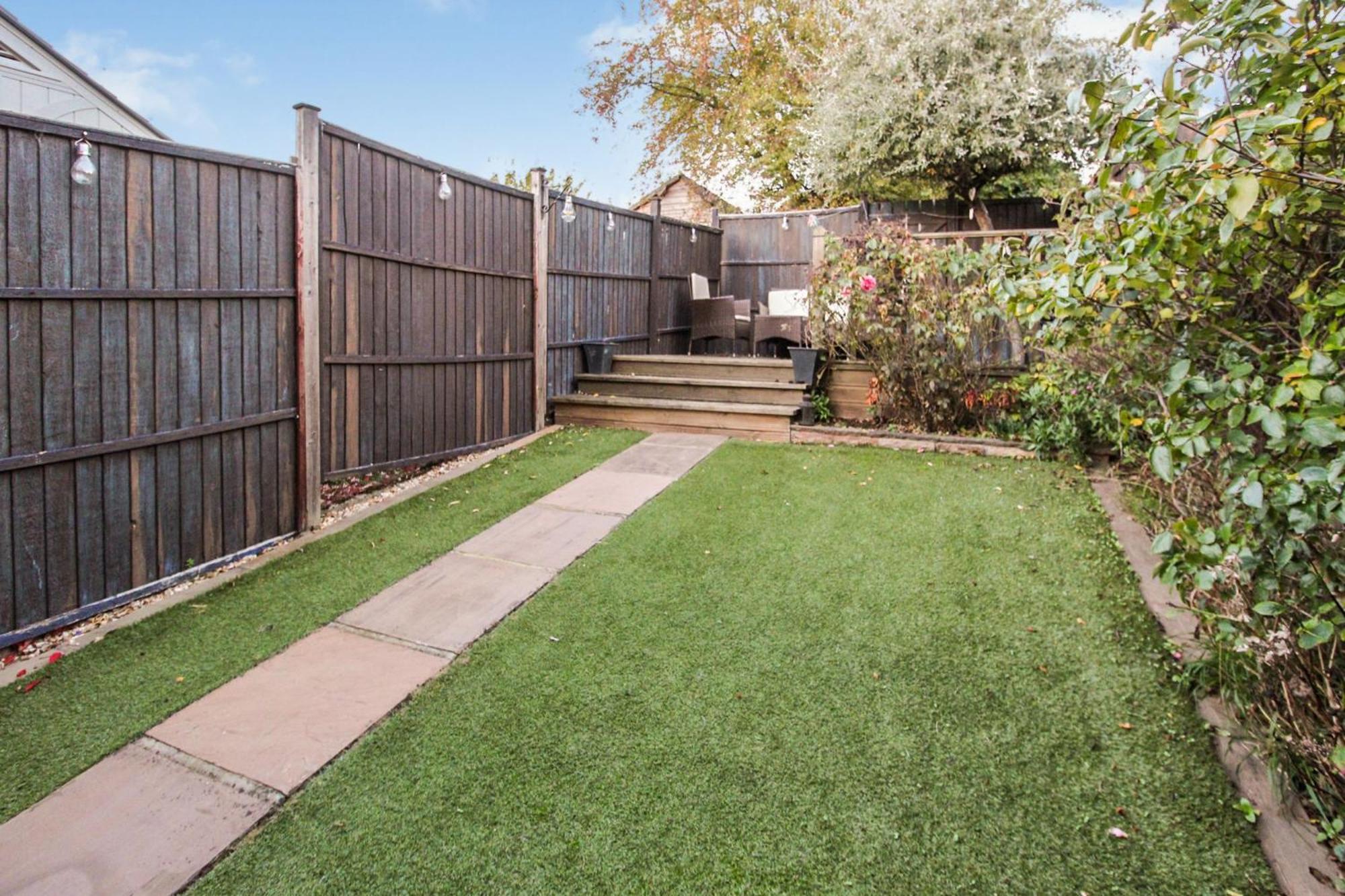 Comfortable 2 Bedroom House with Free Parking