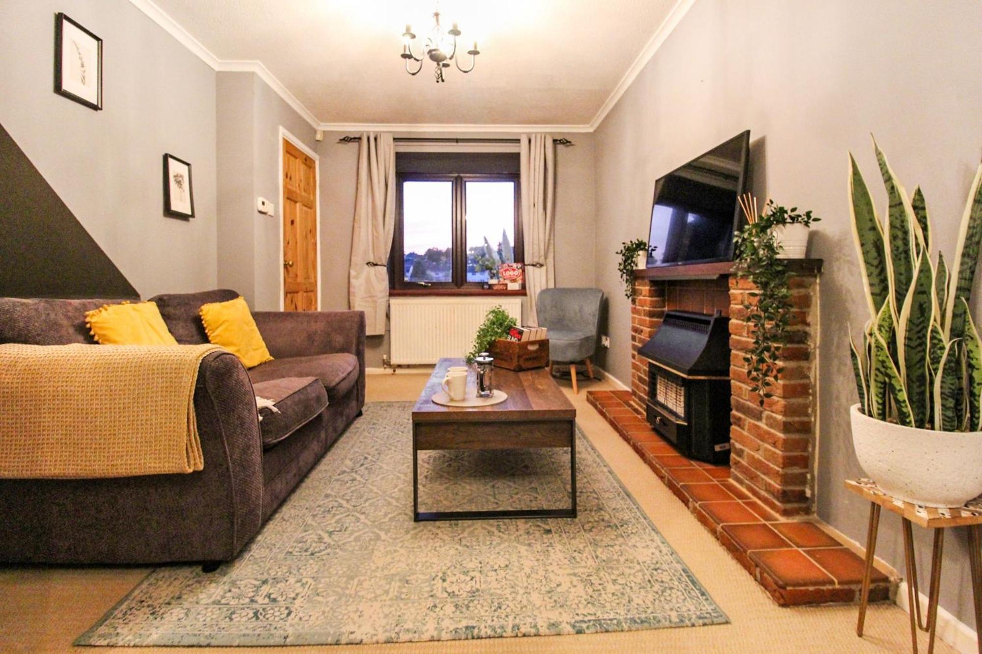 Comfortable 2 Bedroom House with Free Parking