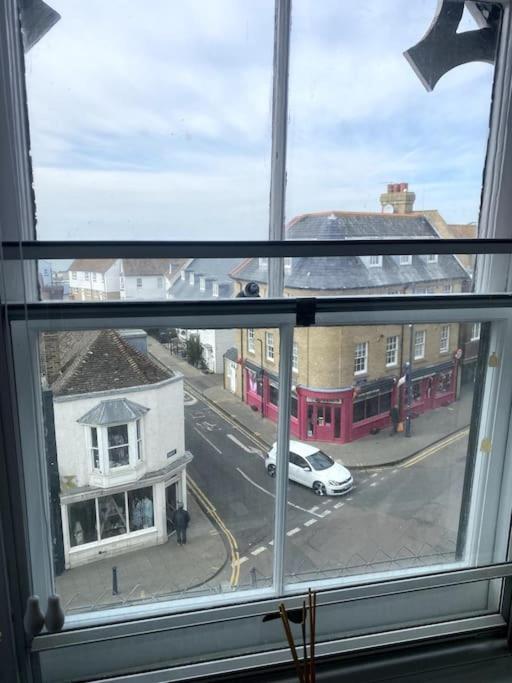 Top Floor Flat on Harbour Street with sea views view 4