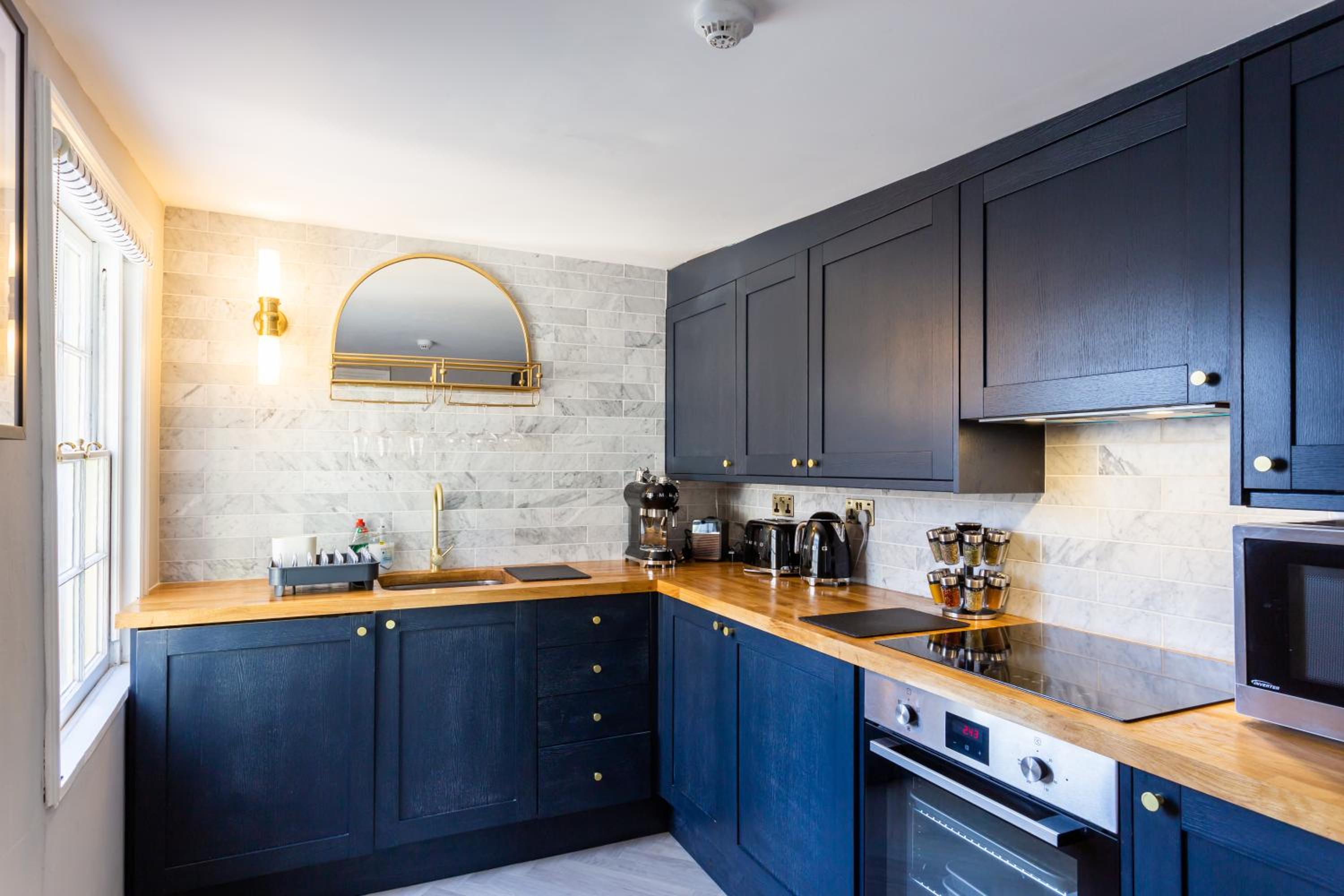 Sky View Double Bed Apartment in Brighton and Hove by MyHolidayLet view 4