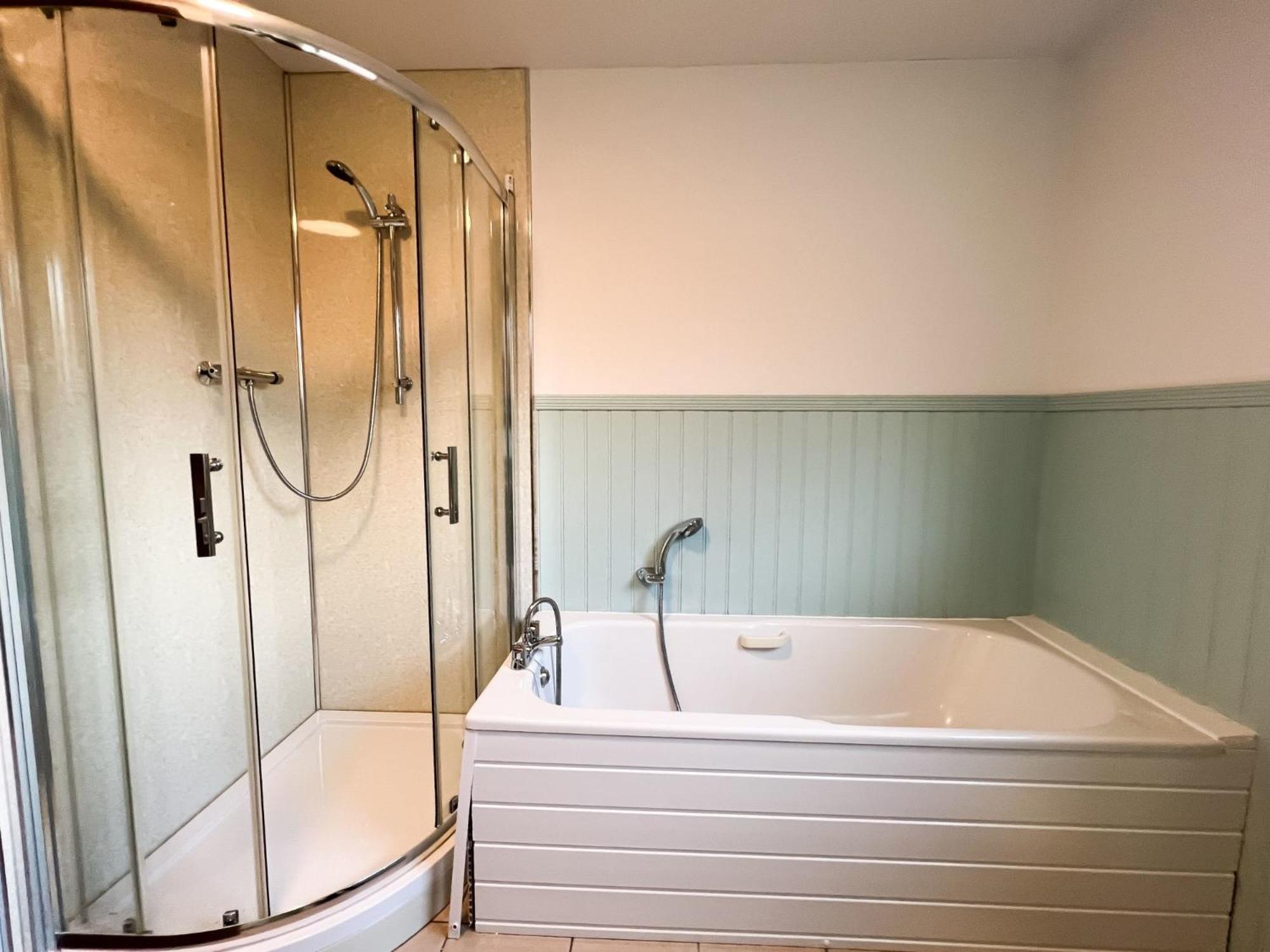 Anniesland Glasgow 1bd Flat - Free Parking view 4