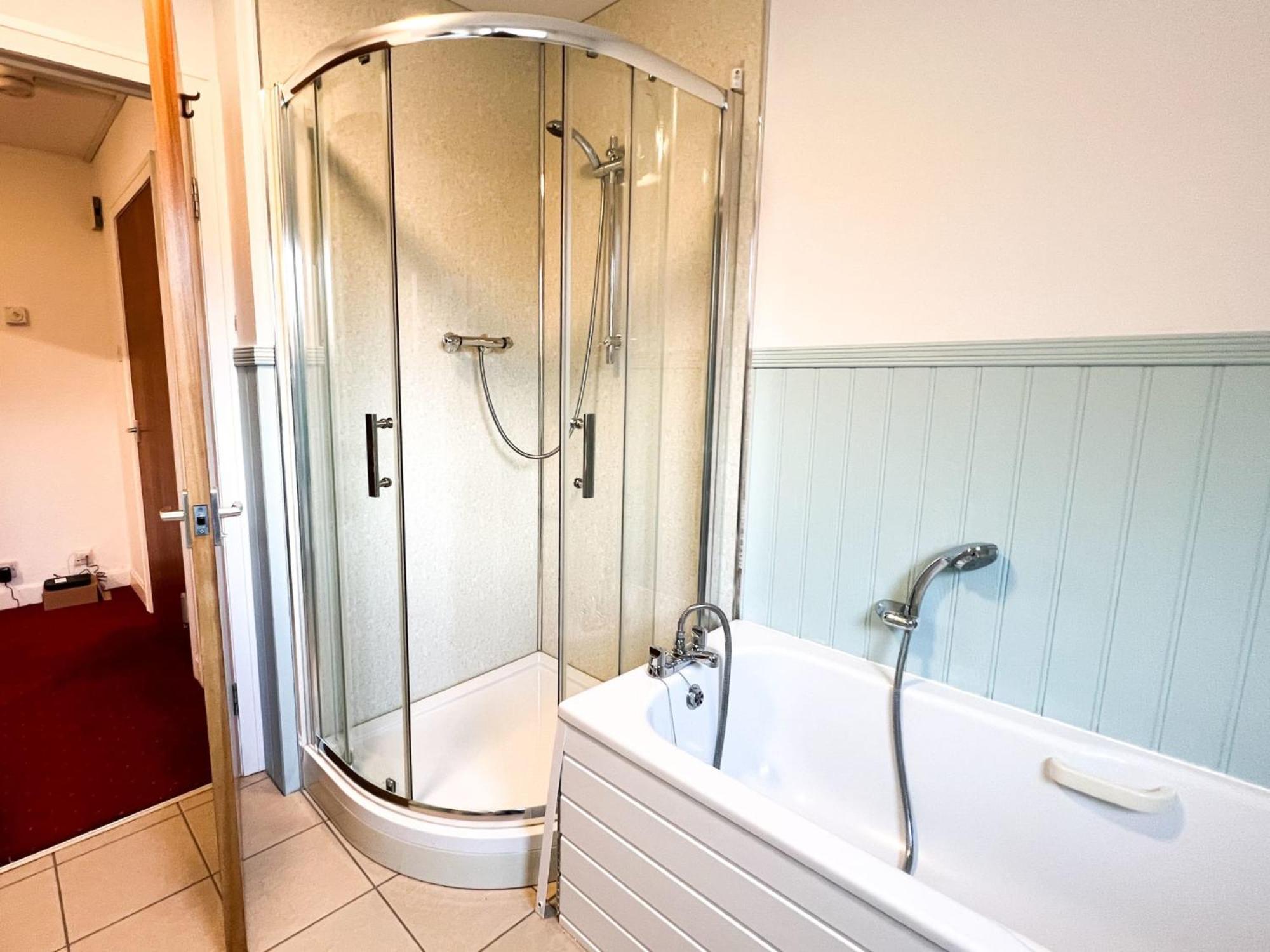 Anniesland Glasgow 1bd Flat - Free Parking view 5