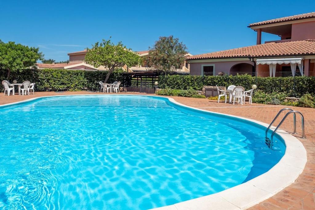 House in residence with swimming pool 2 km from the sea view 3