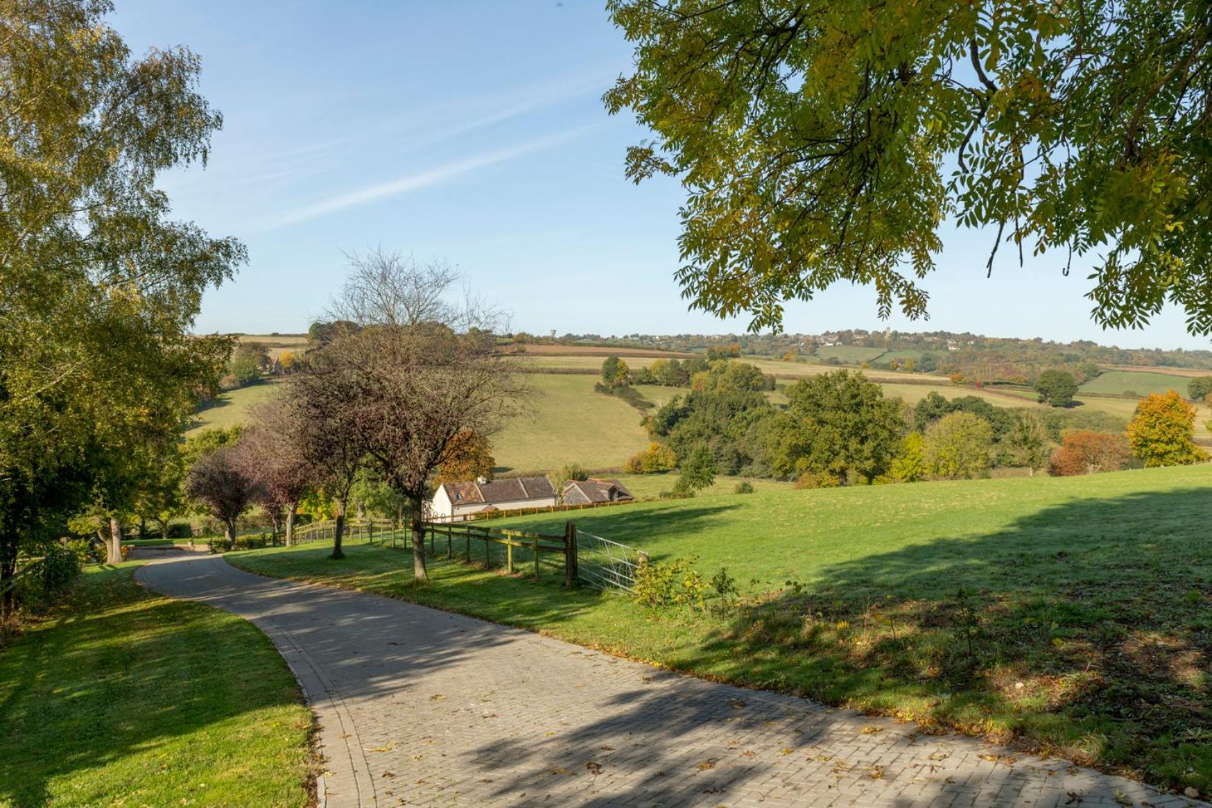Beautiful Cottage With Stunning Views in Box