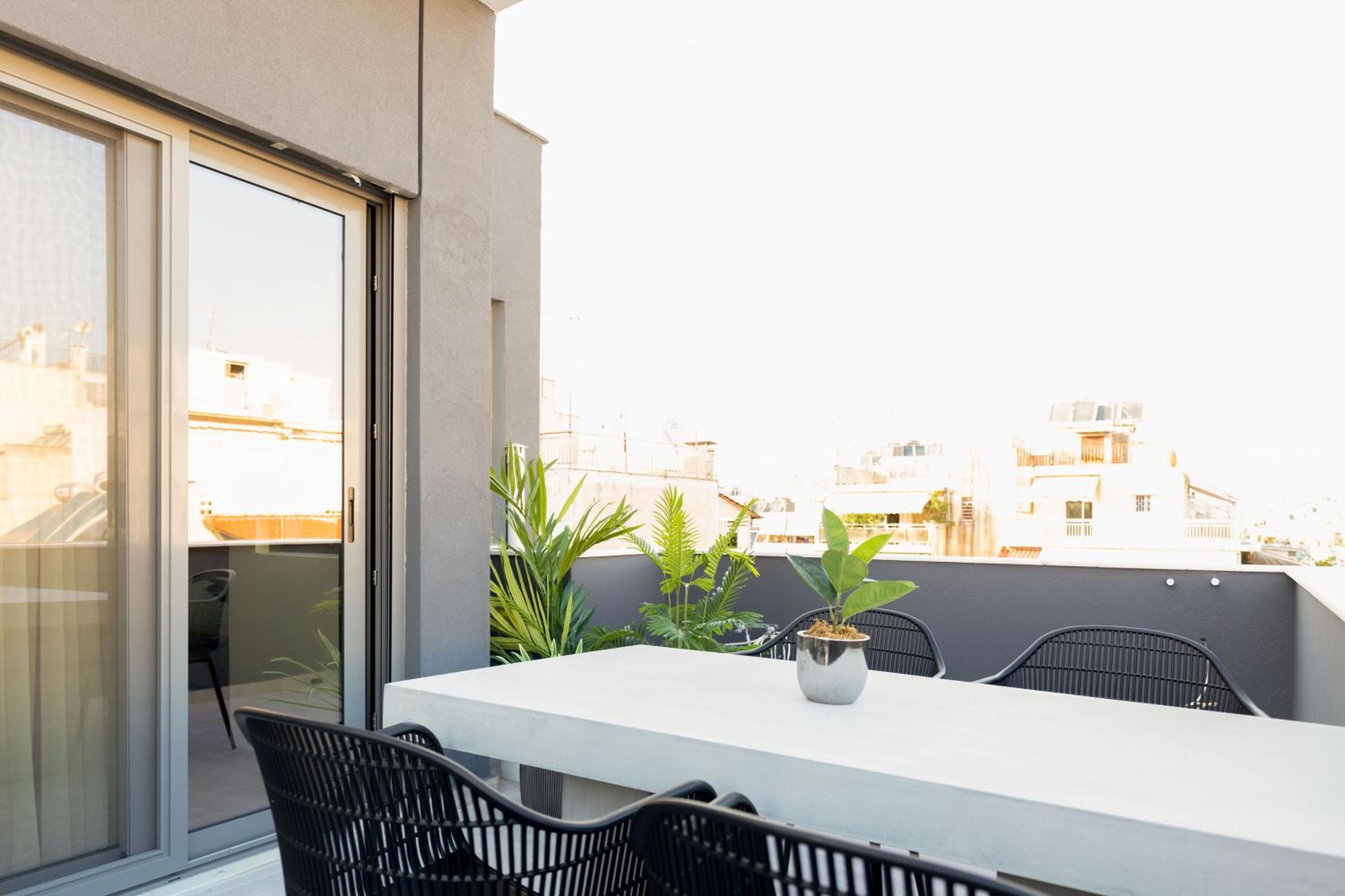 IO SUITES