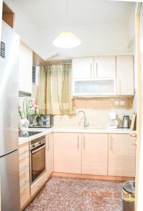 Athens Central 3BD Apartment next to Metro Luxury