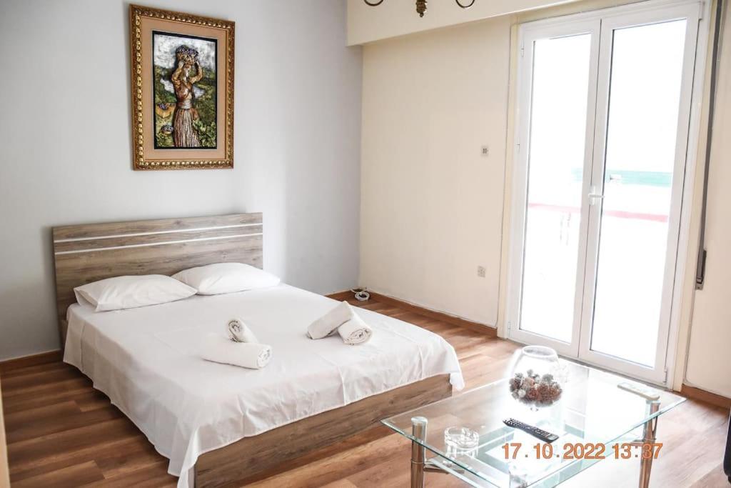 Athens Central 3BD Apartment next to Metro Luxury