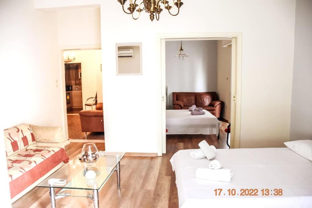 Athens Central 3BD Apartment next to Metro Luxury