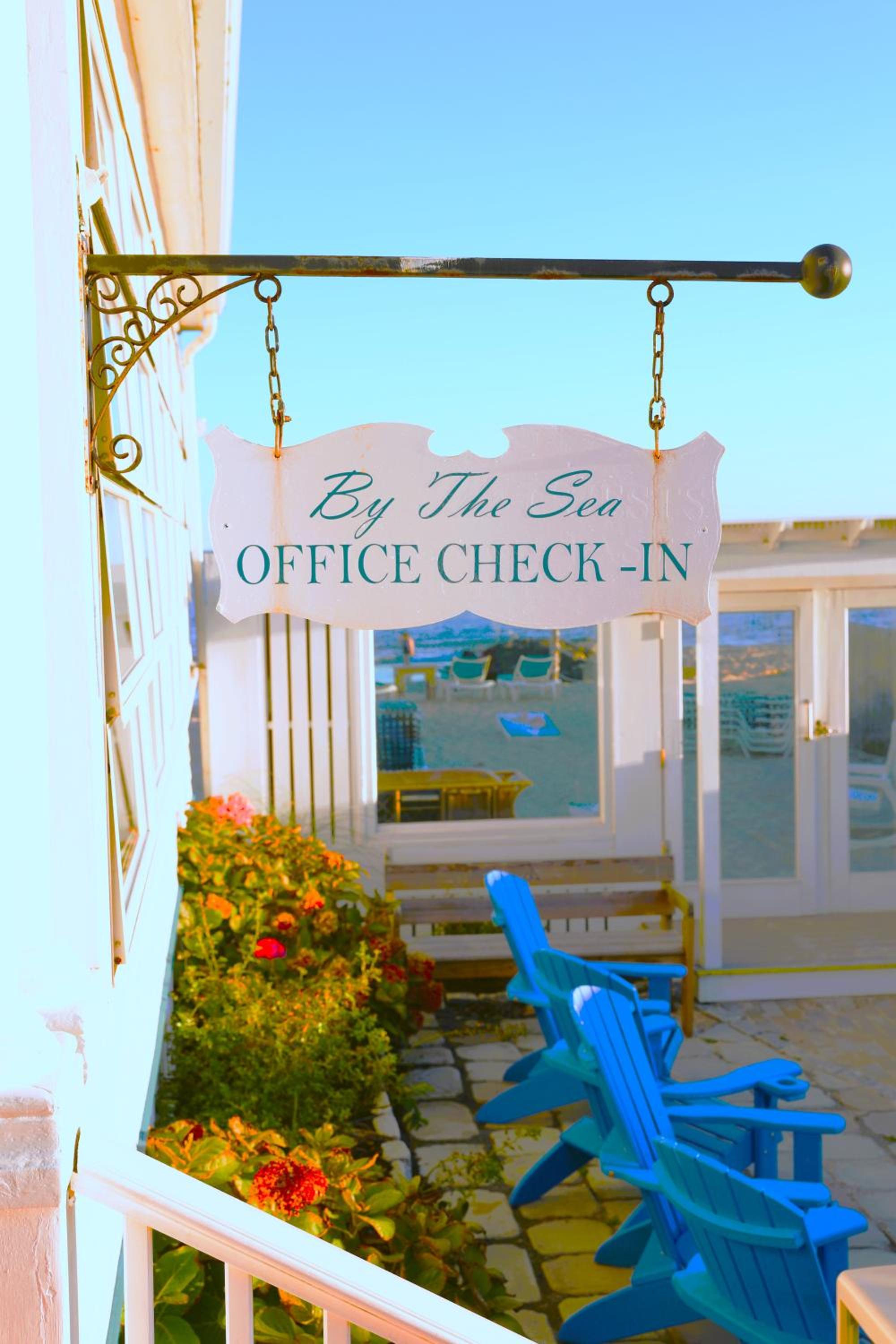 By The Sea Guests Bed & Breakfast and Suites