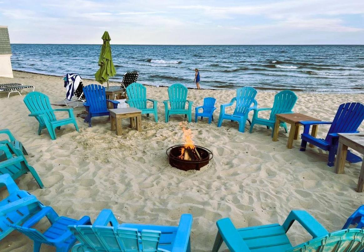 By The Sea Guests Bed & Breakfast and Suites