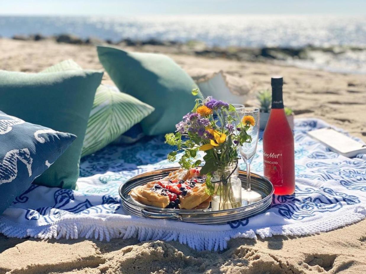 By The Sea Guests Bed & Breakfast and Suites