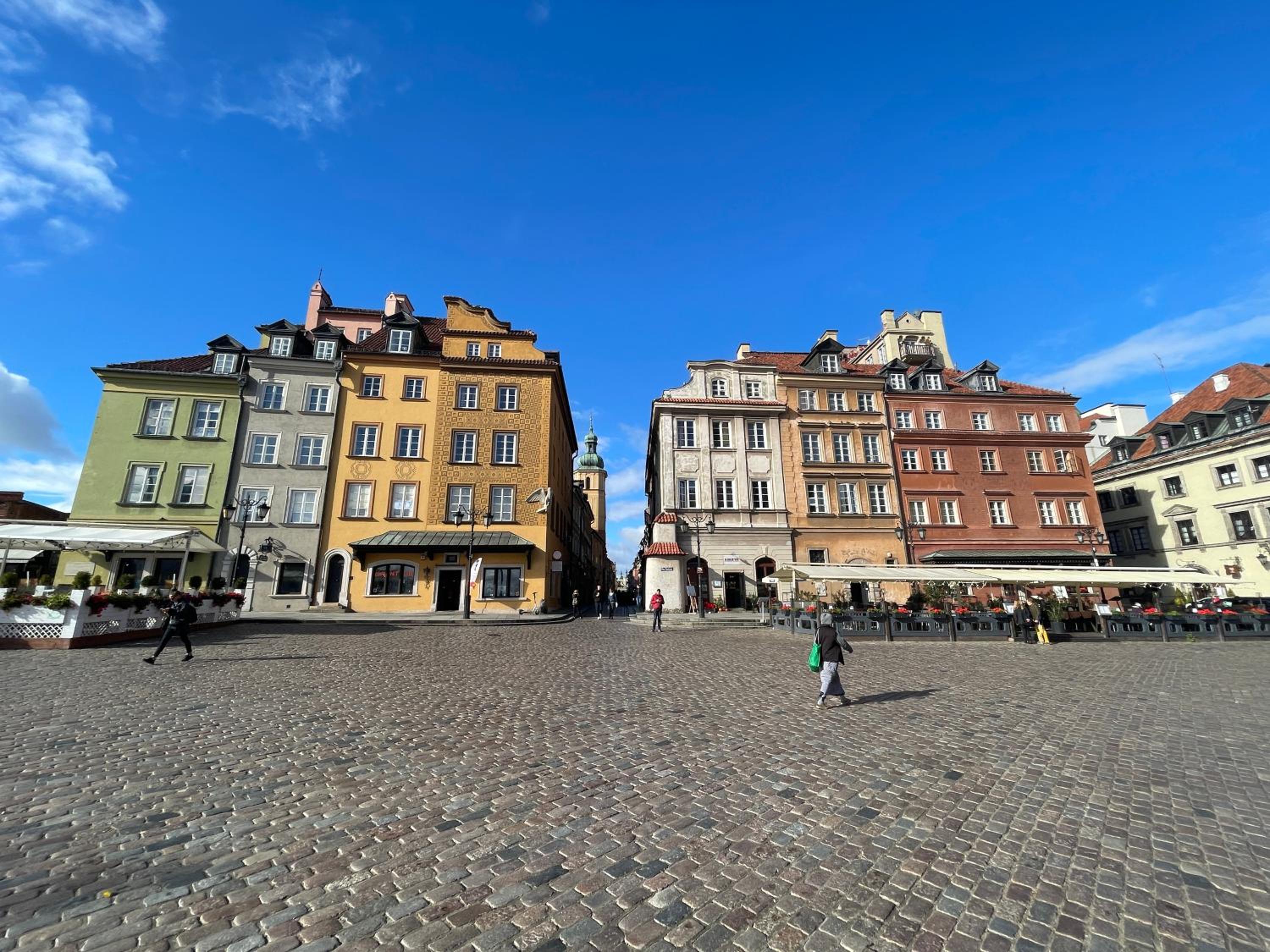 ROYAL 2 Old Town fast WiFi Netflix HBO AppleTV+ view 5