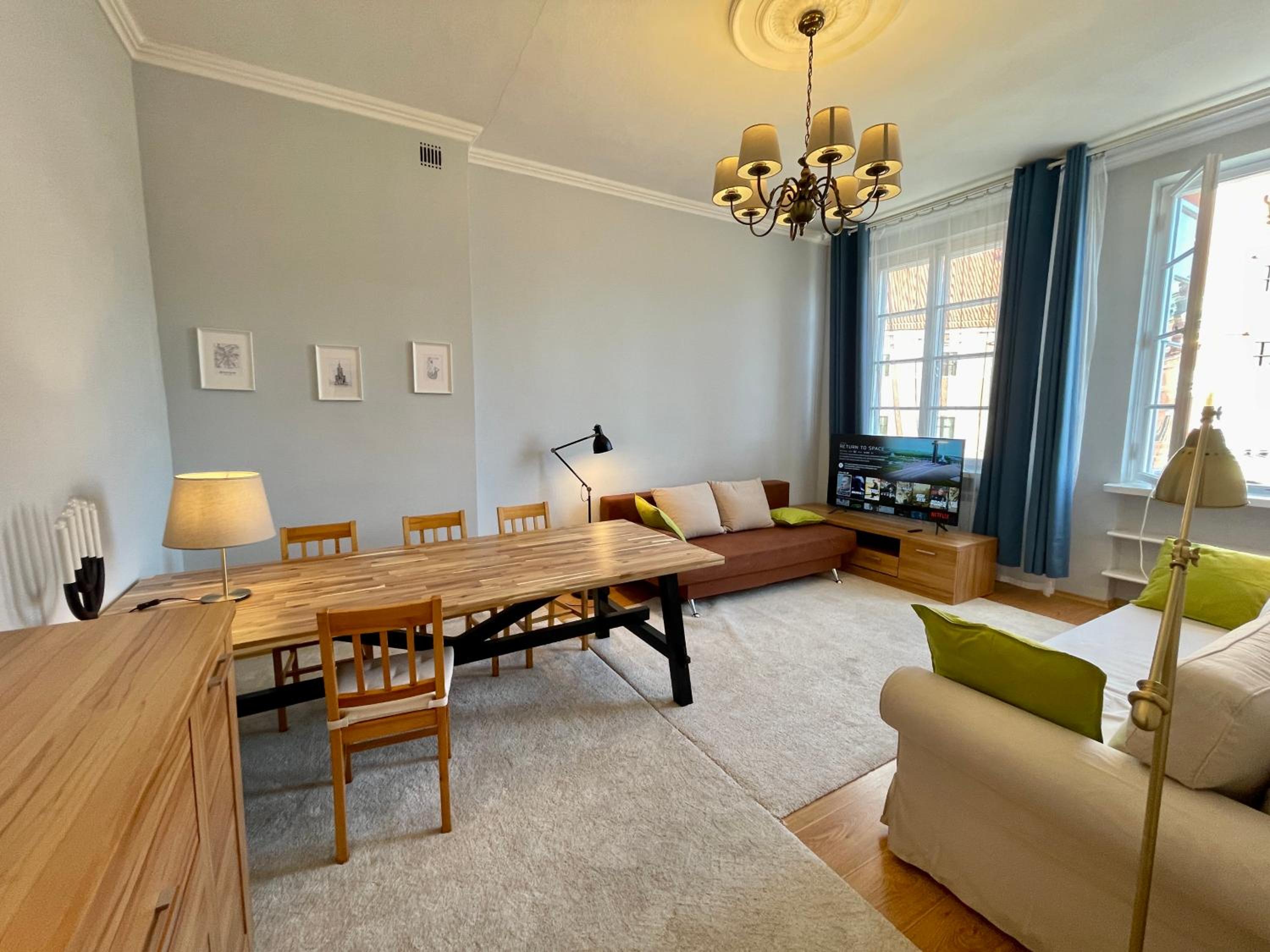 ROYAL 2 Old Town fast WiFi Netflix HBO AppleTV+ view 2