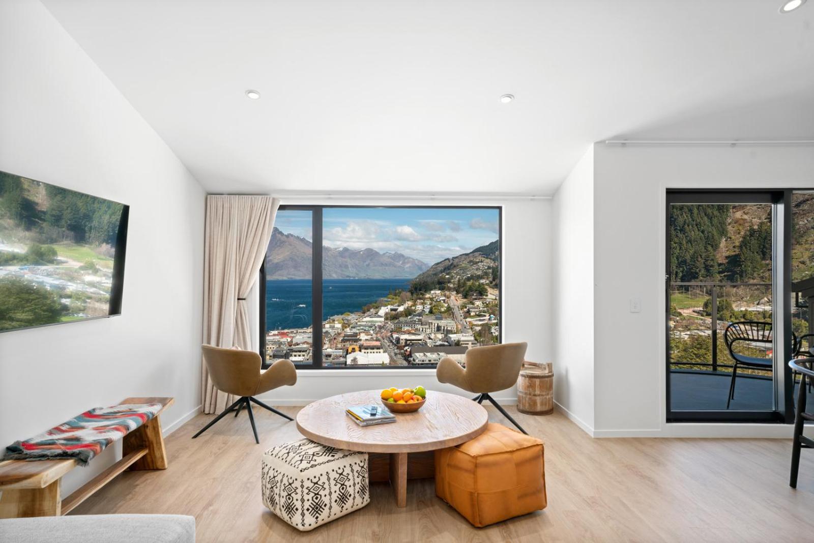 The Luxe Lookout LOCATION LOCATION LOCATION CBD 2 MINS view 3