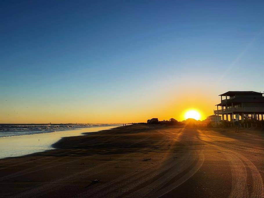 Reduced rate! The Wave of it All Tiki Bar Walk to the beach view 5