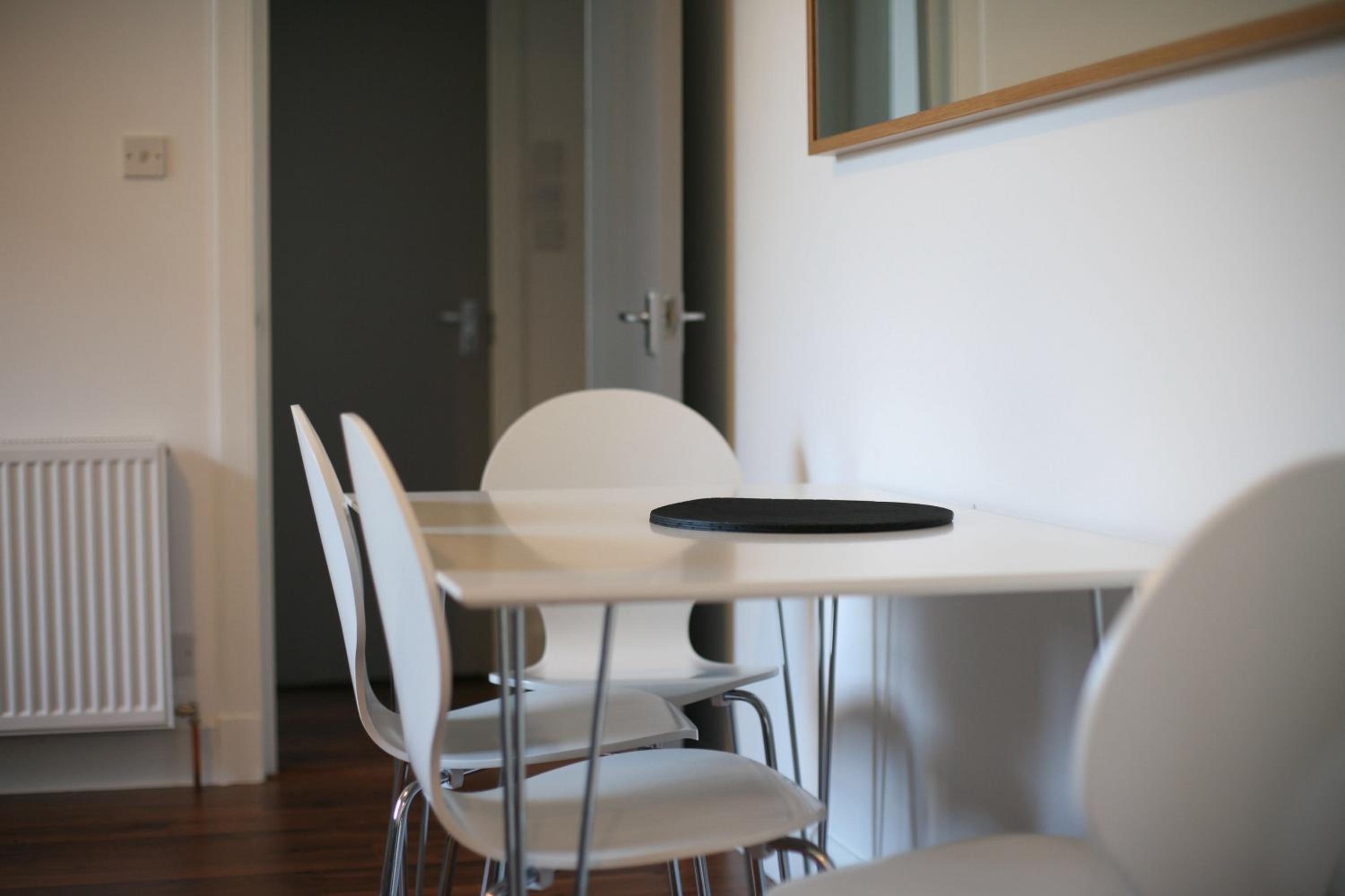 Aberdeen Serviced Apartments: Charlotte street view 4