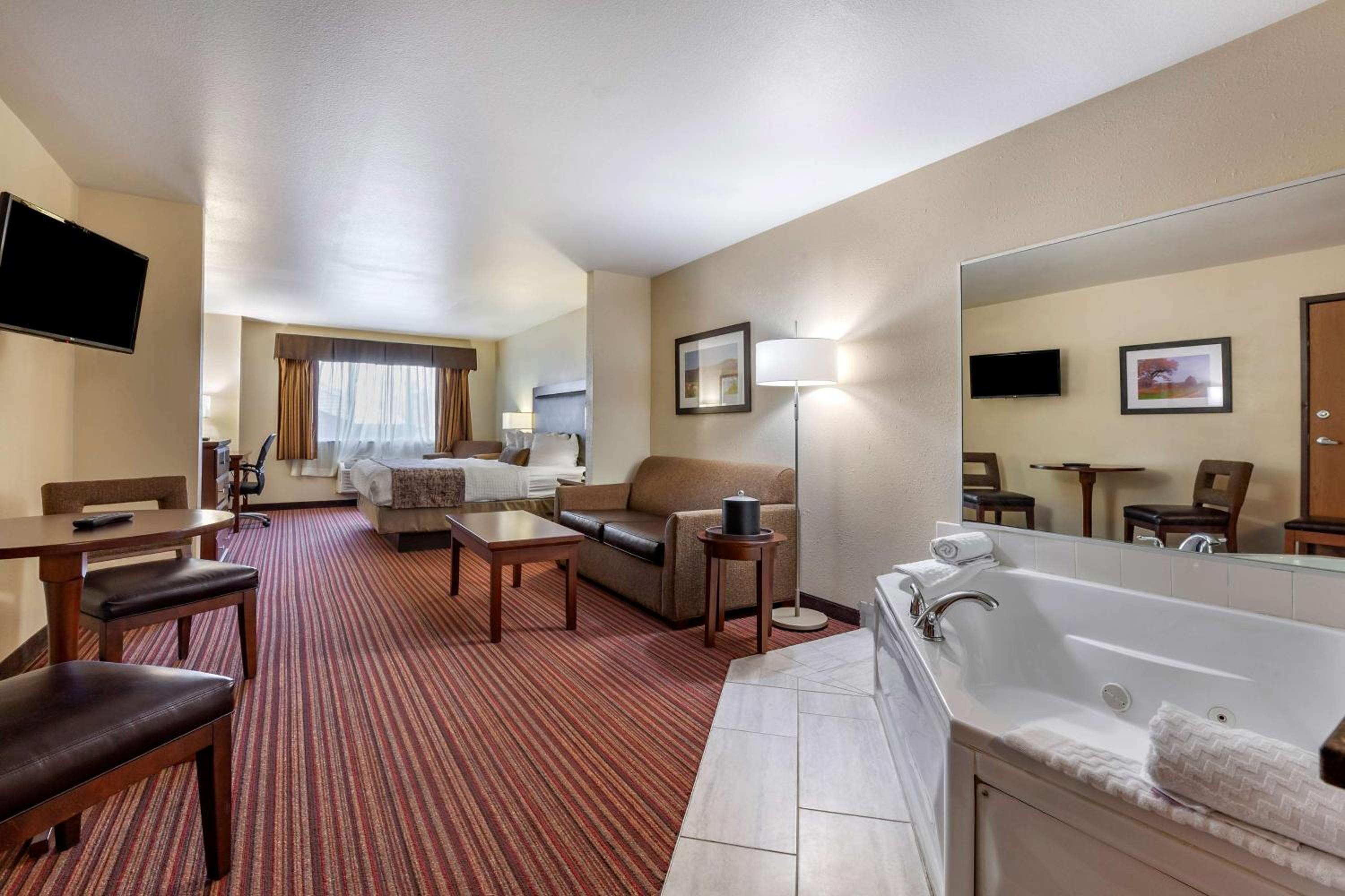 Tomah Vacations - Best Western PLUS Sparta Trail Lodge - Property Image 3