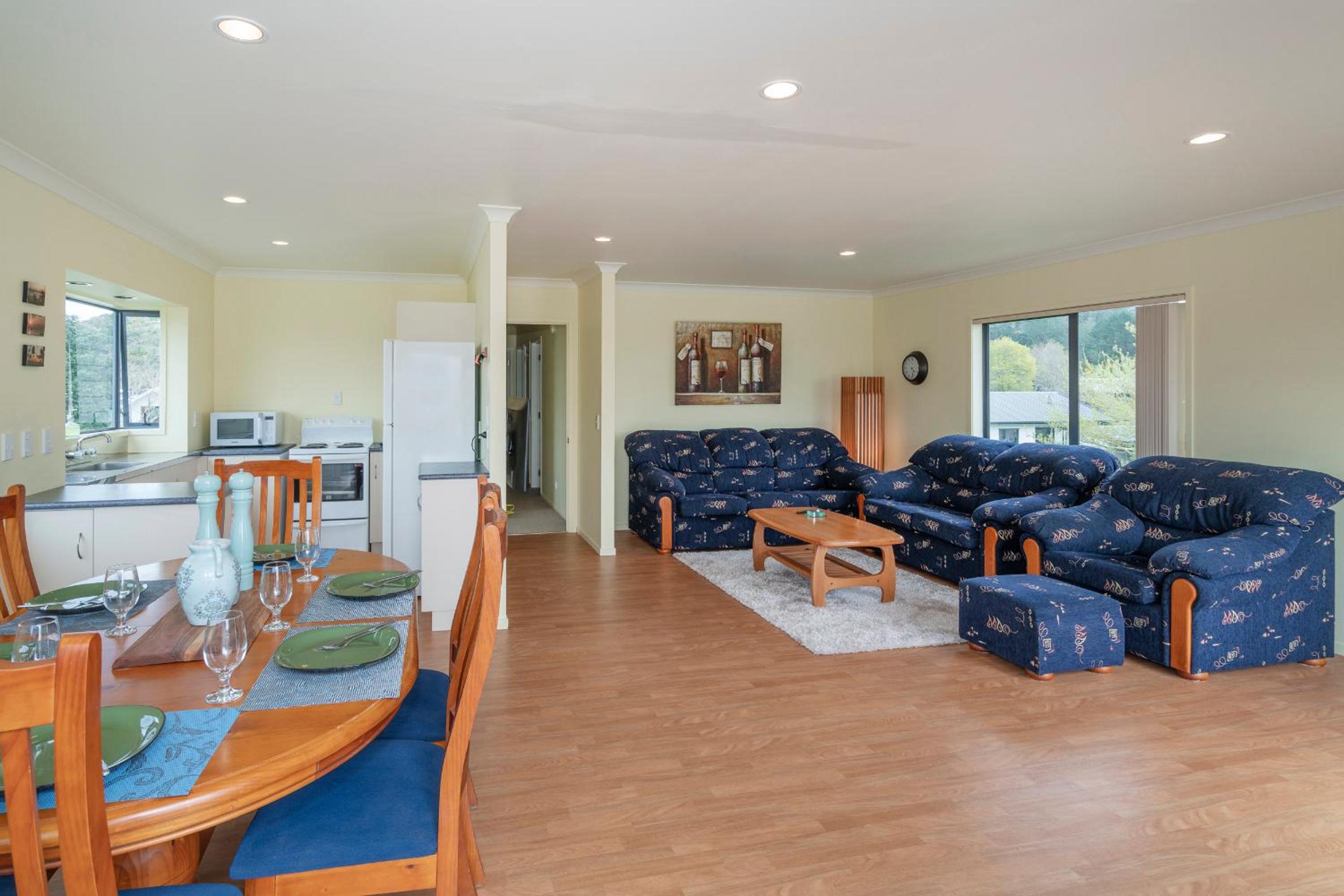 Hosts on the Coast Laze Away on Cook view 4