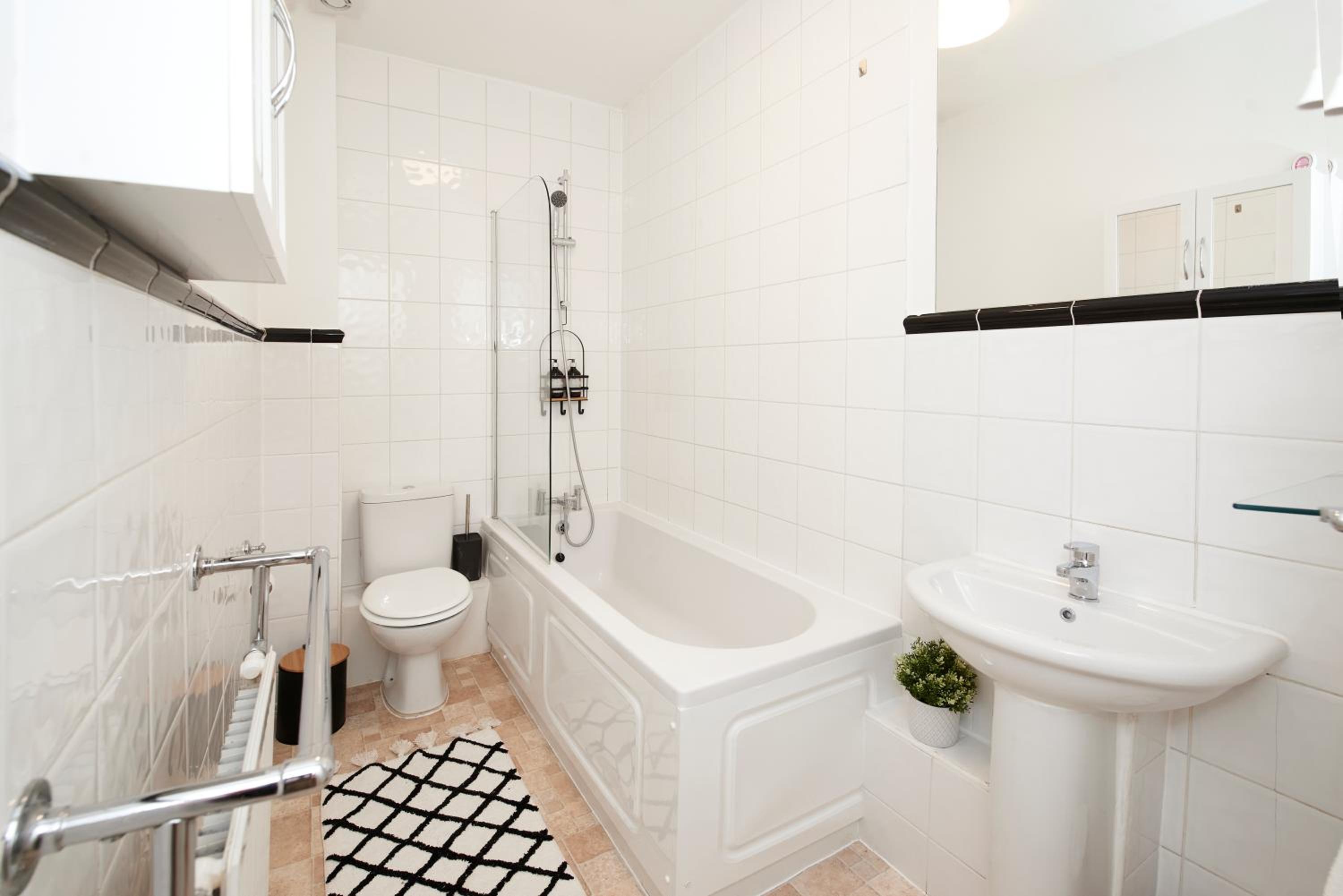 Excellent, Three bedroom North London Apartment with Free Parking