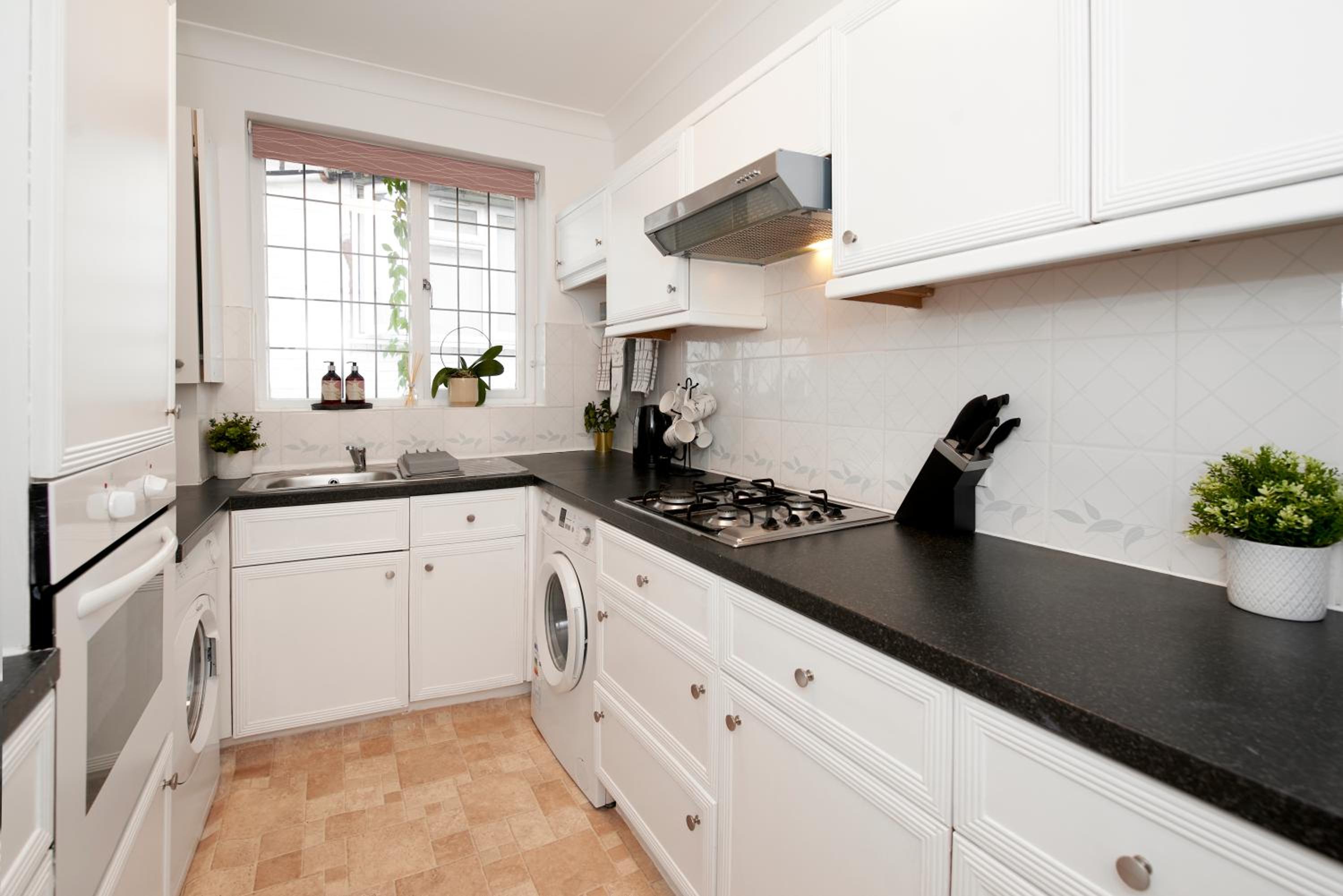 Excellent, Three bedroom North London Apartment with Free Parking