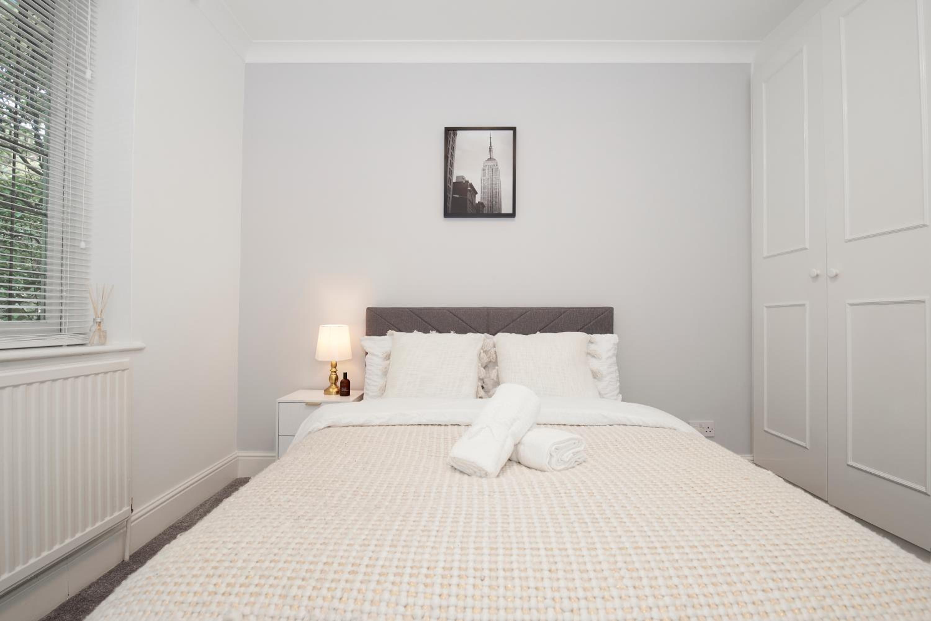 Excellent, Three bedroom North London Apartment with Free Parking