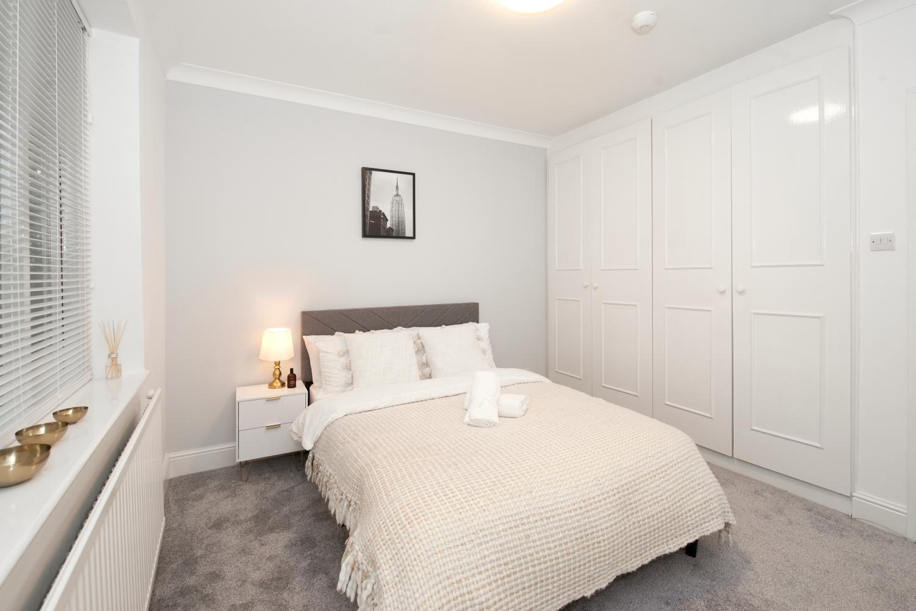 Excellent, Three bedroom North London Apartment with Free Parking