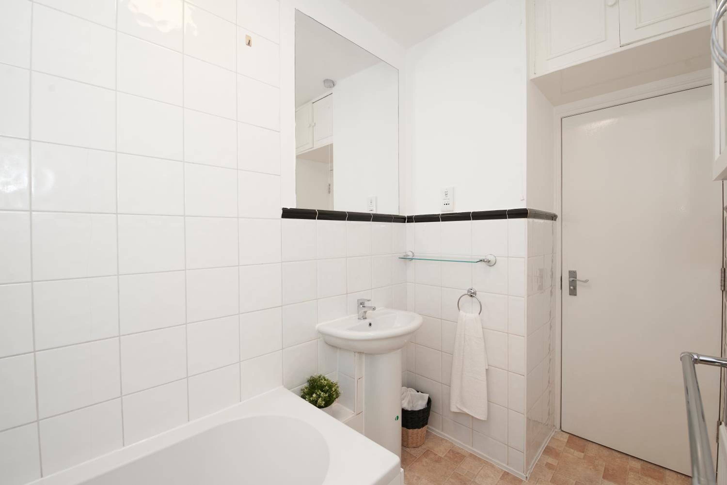 Excellent, Three bedroom North London Apartment with Free Parking