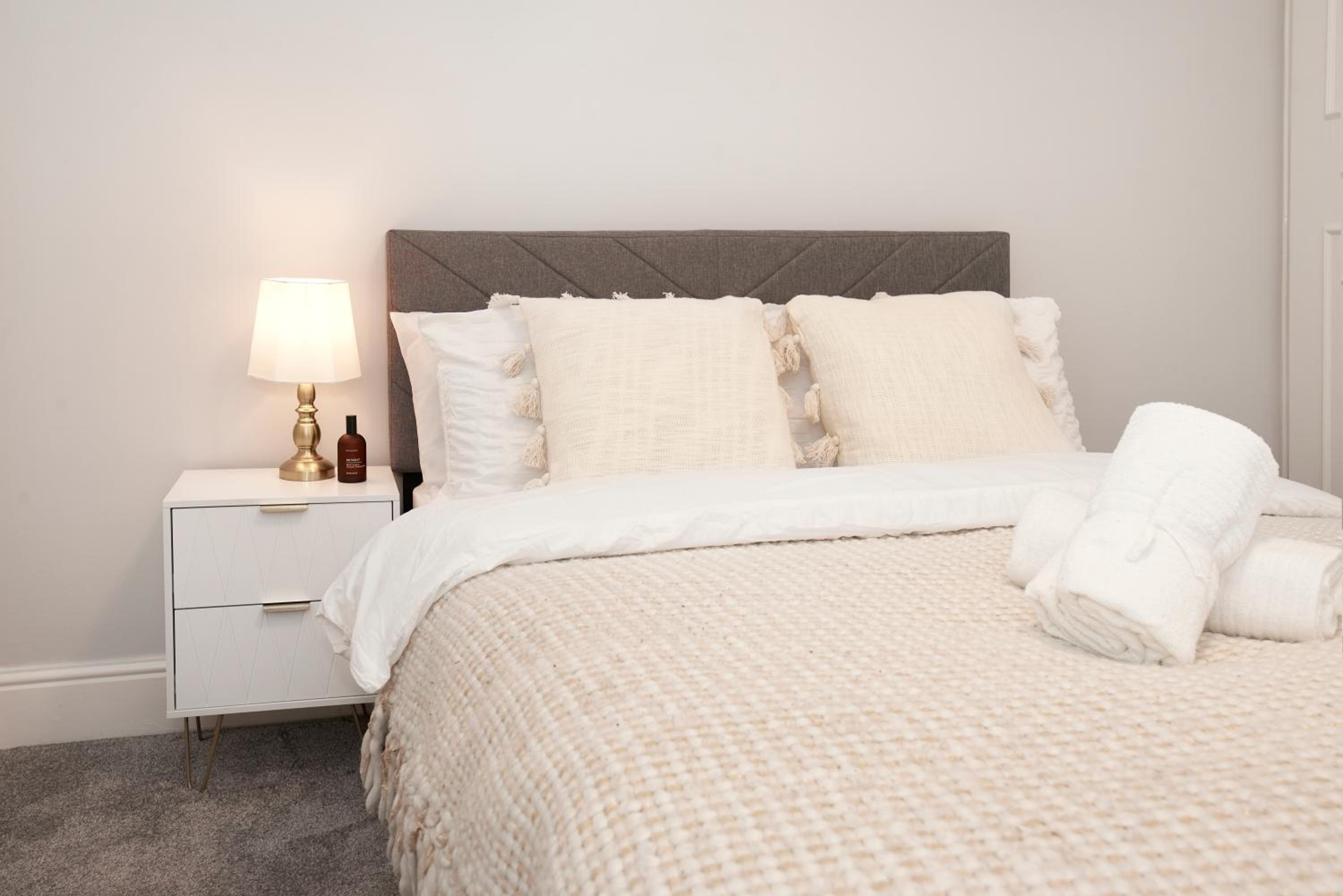 Excellent, Three bedroom North London Apartment with Free Parking