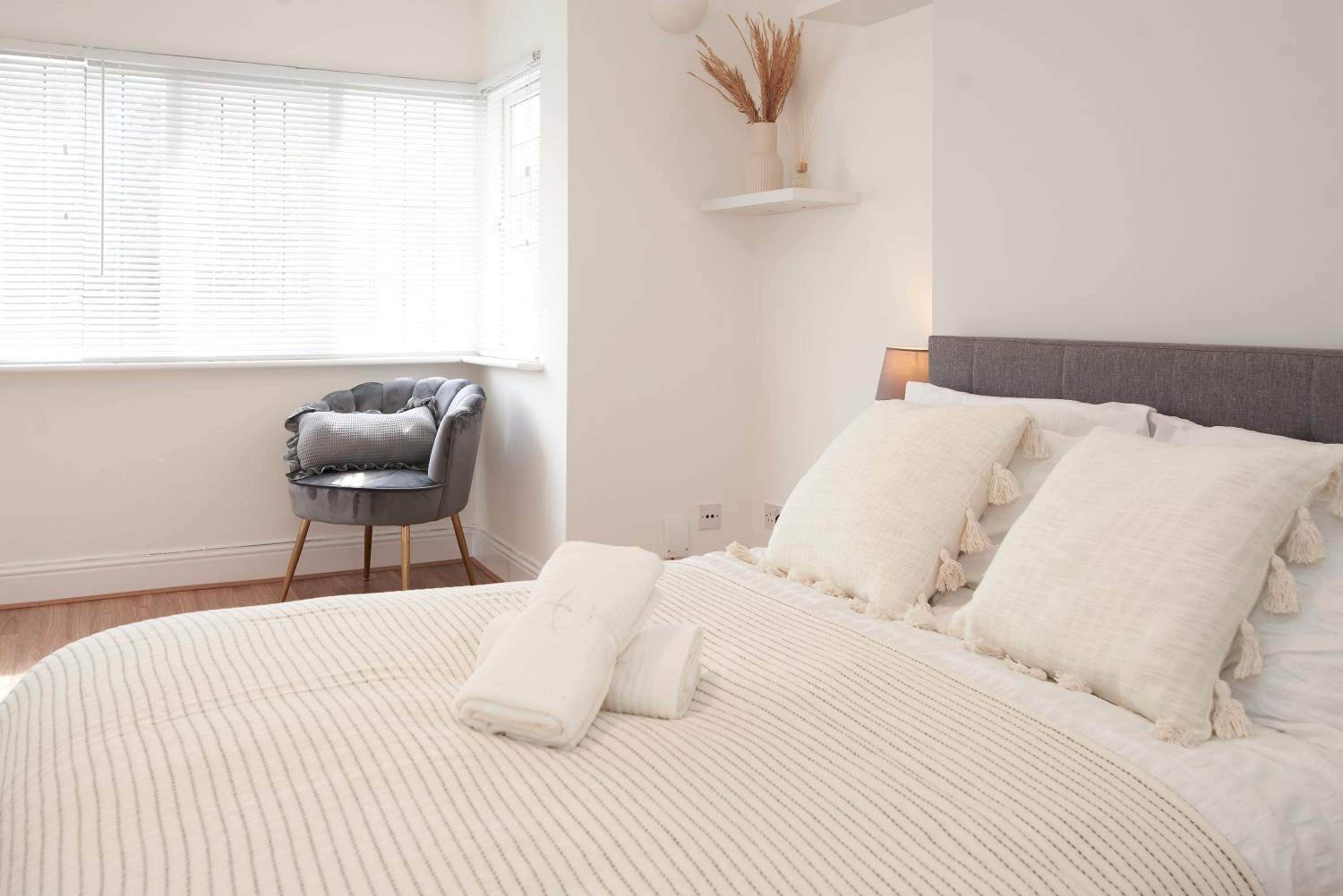 Excellent, Three bedroom North London Apartment with Free Parking