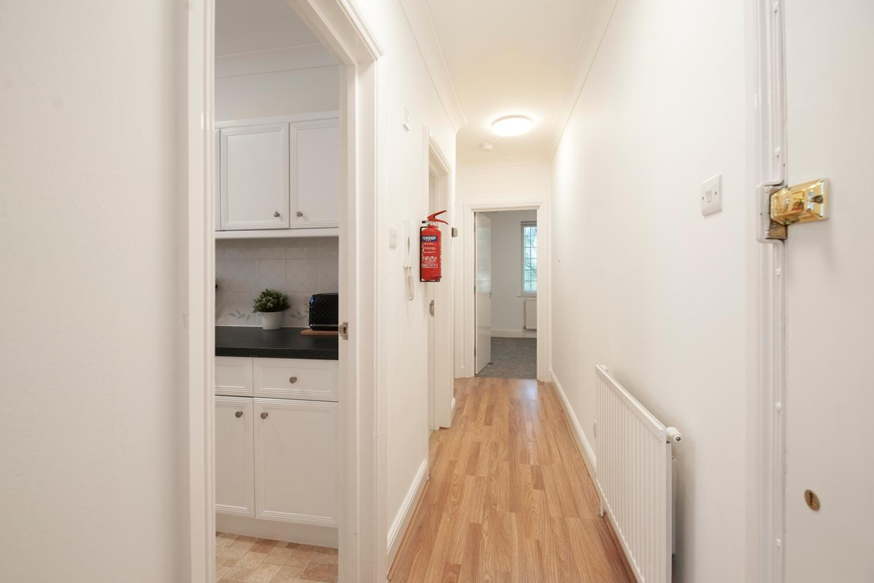 Excellent, Three bedroom North London Apartment with Free Parking