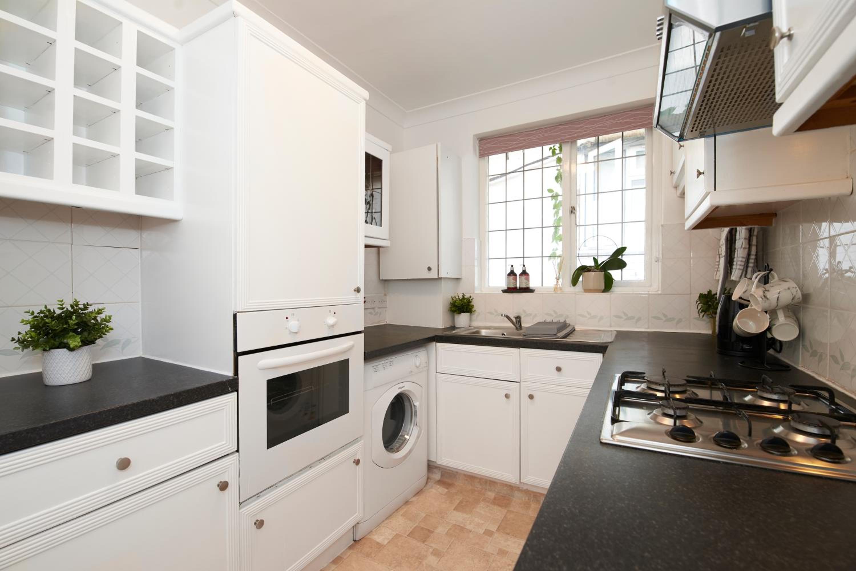 Excellent, Three bedroom North London Apartment with Free Parking