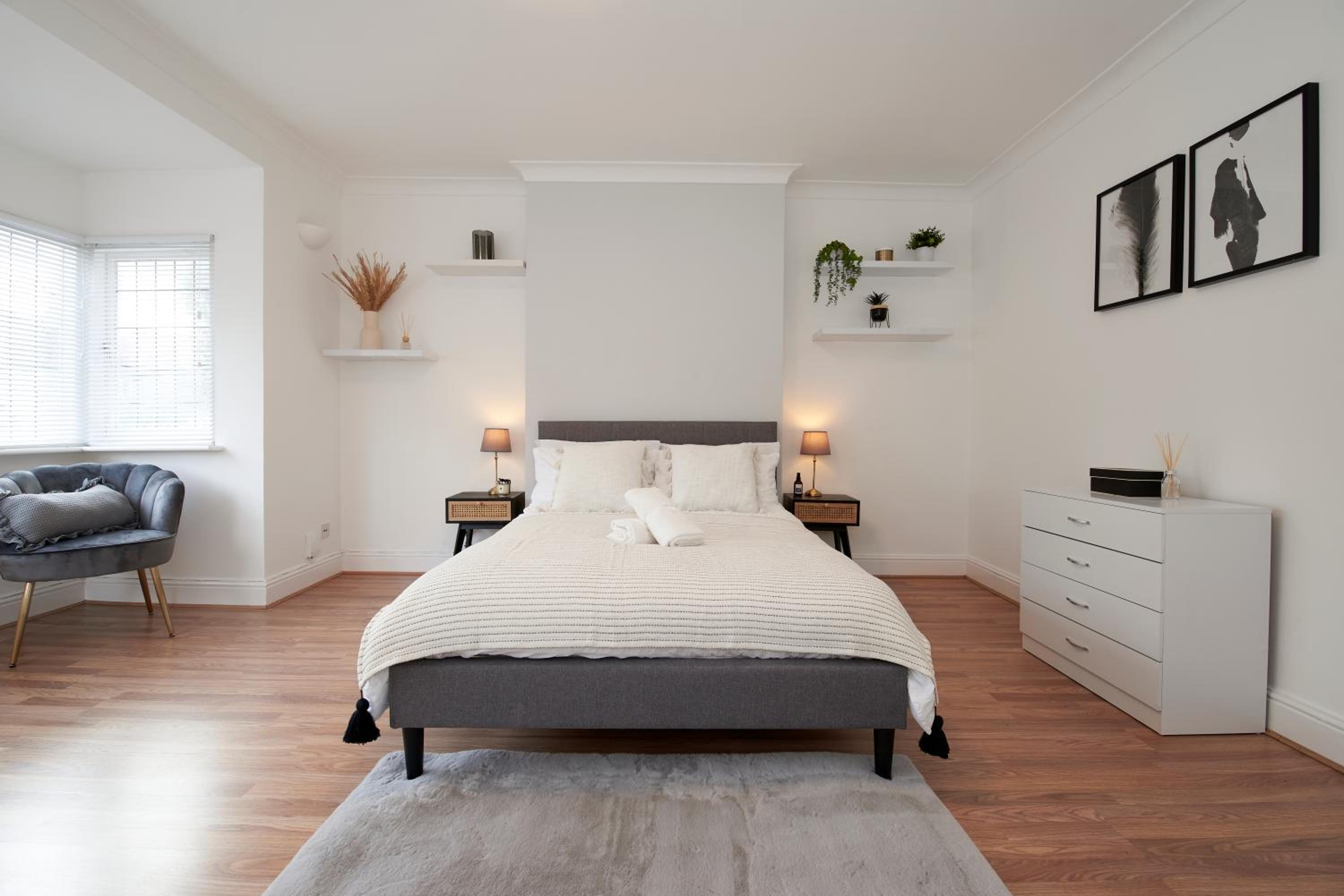Excellent, Three bedroom North London Apartment with Free Parking