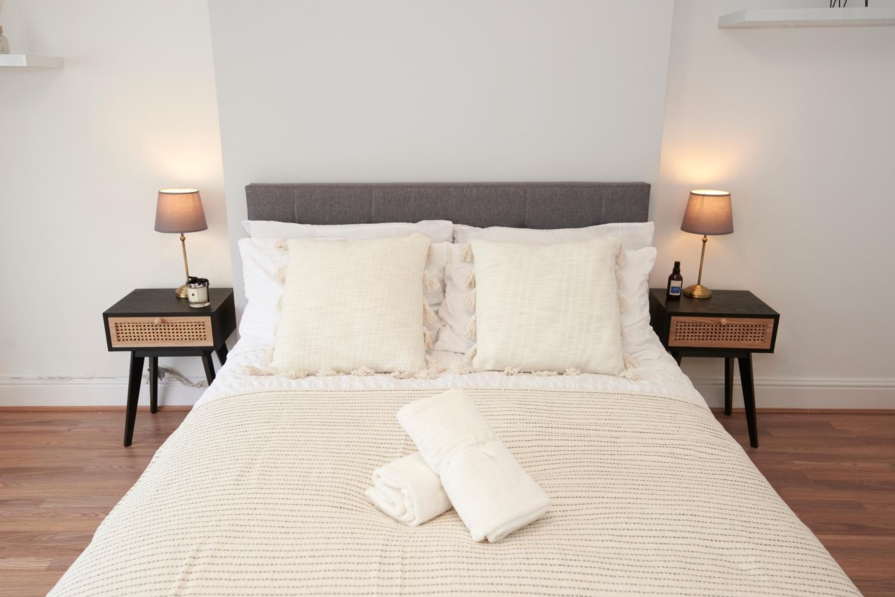 Excellent, Three bedroom North London Apartment with Free Parking