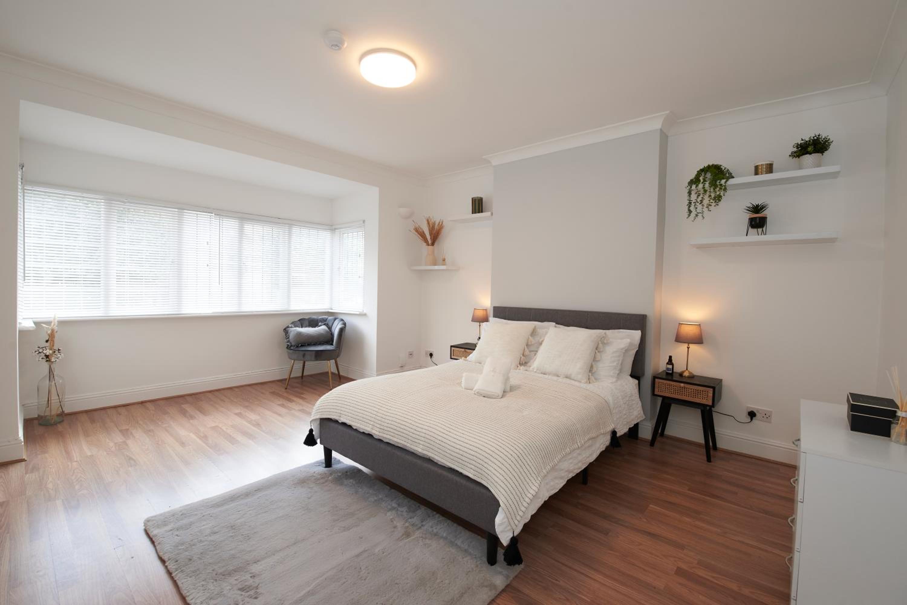 Excellent, Three bedroom North London Apartment with Free Parking