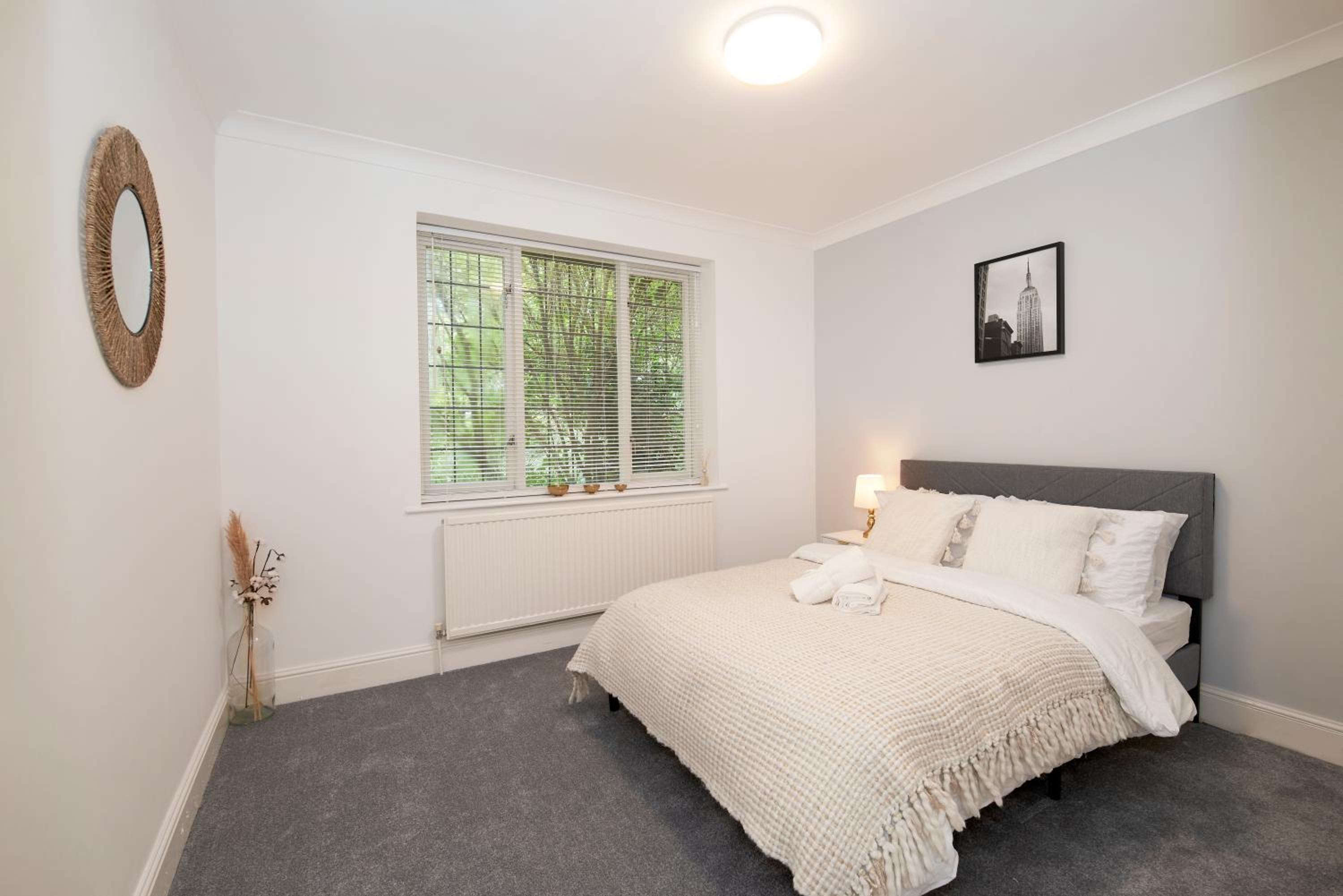 Excellent, Three bedroom North London Apartment with Free Parking