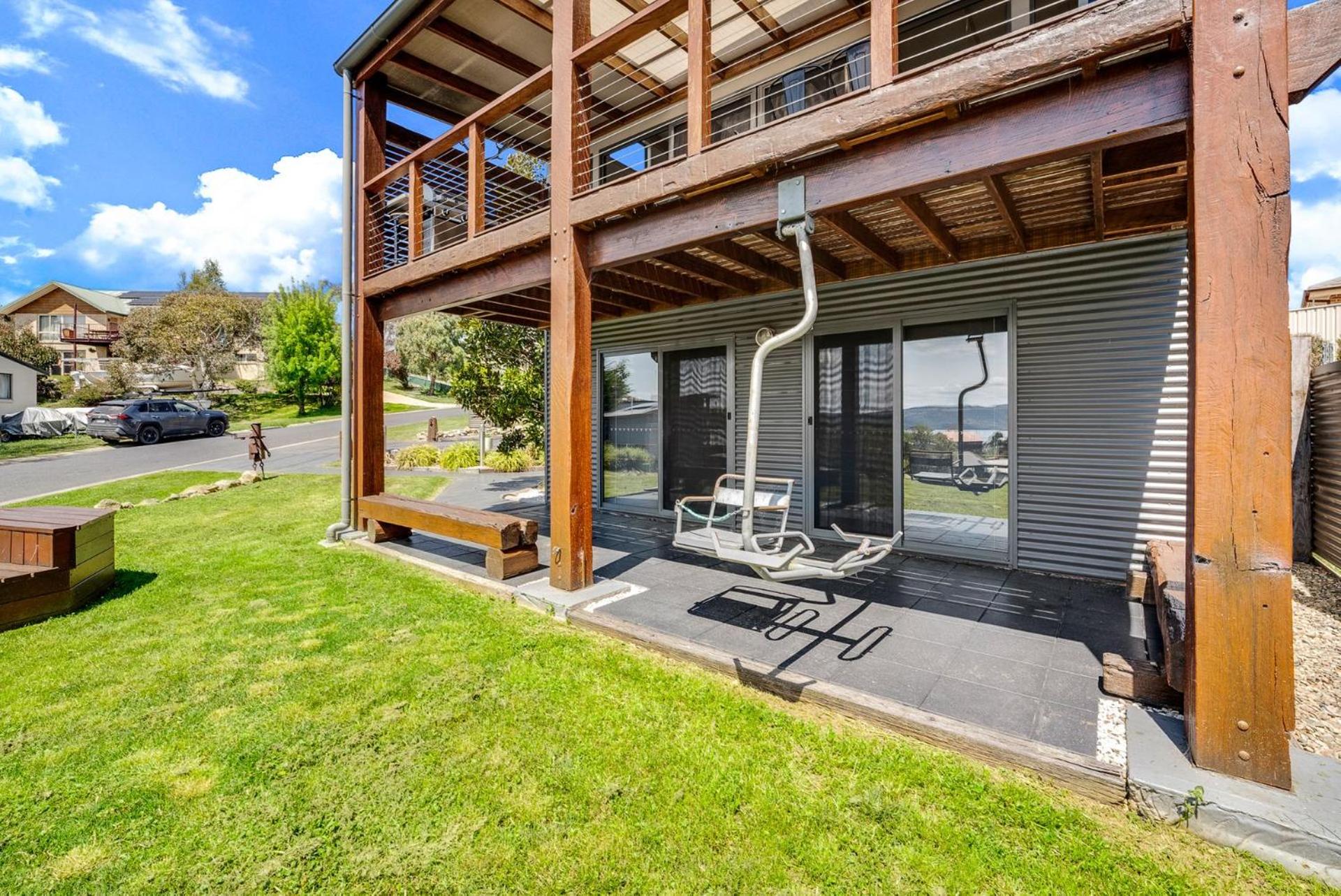 Ned Kelly's Retreat - Stunning 3BR Townhouse l Lake Views l WiFi l BBQ