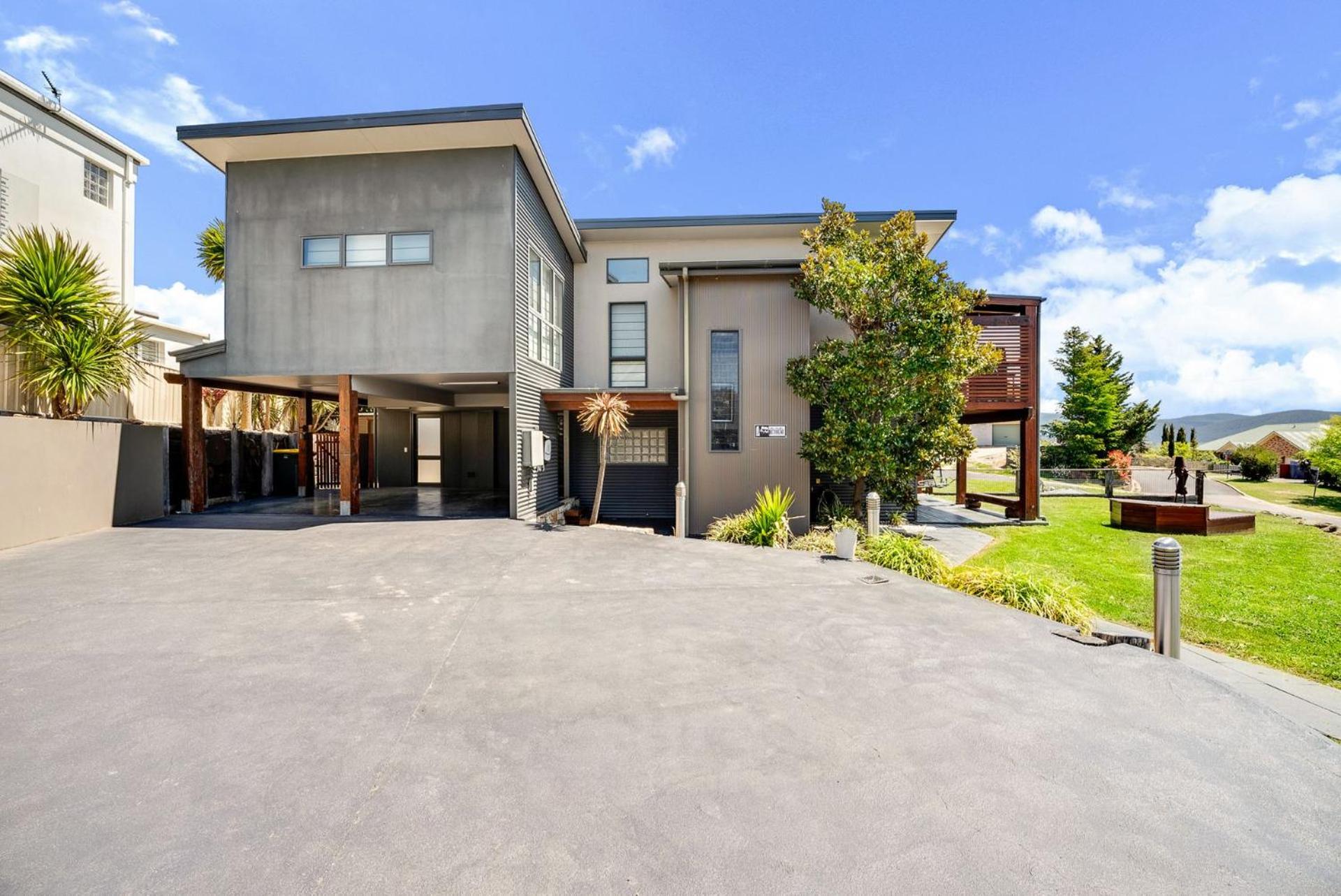 Ned Kelly's Retreat - Stunning 3BR Townhouse l Lake Views l WiFi l BBQ