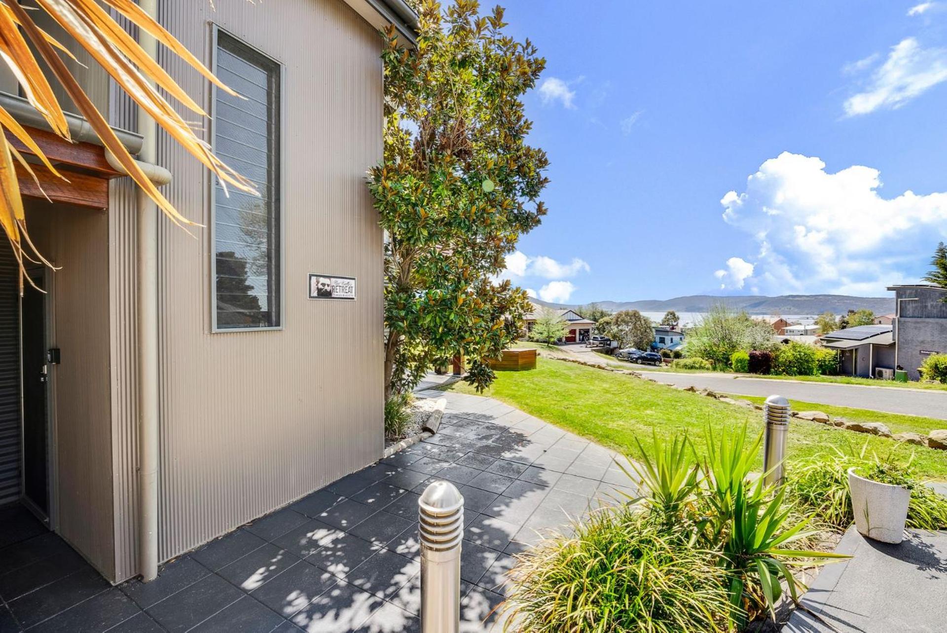 Ned Kelly's Retreat - Stunning 3BR Townhouse l Lake Views l WiFi l BBQ