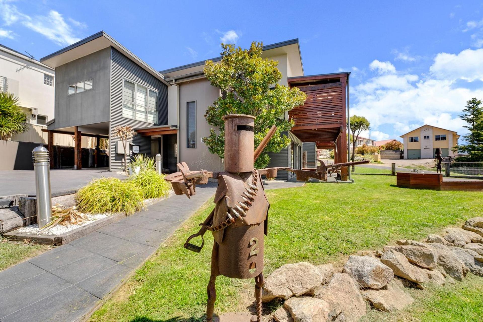 Ned Kelly's Retreat - Stunning 3BR Townhouse l Lake Views l WiFi l BBQ
