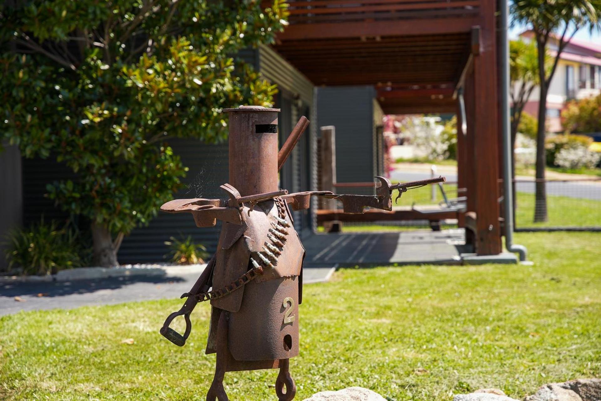 Ned Kelly's Retreat - Stunning 3BR Townhouse l Lake Views l WiFi l BBQ