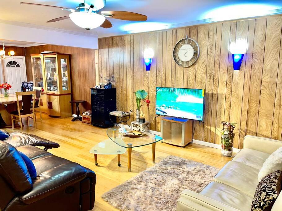 New York City Vacations - LGA airport 3 mins, 3 BR Duplex House, Parking and private backyard, 9mins subway! - Property Image 2