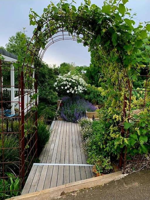 Hidden Gem ~ Luxury Cottage near Lake Daylesford