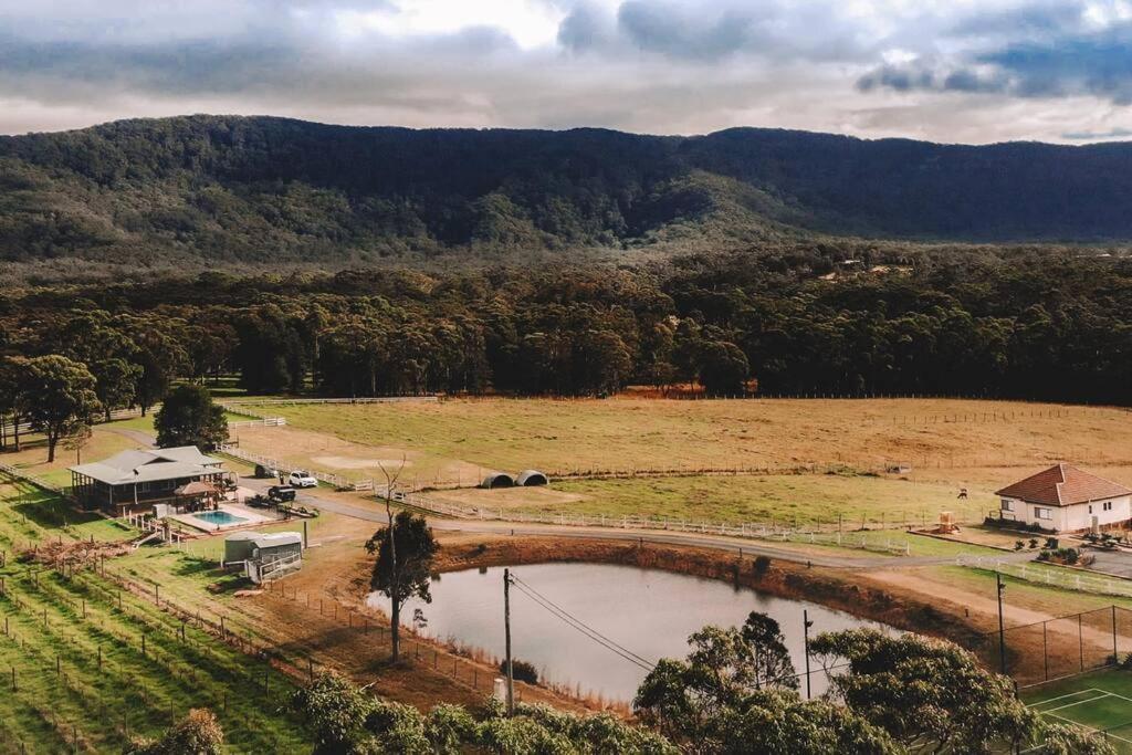 Cooranbong Farm Stay-7 Bedrooms Cottage with Pool and Tennis Court