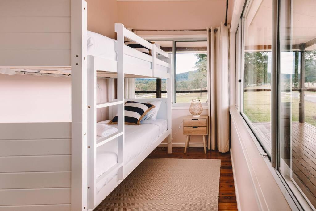Cooranbong Farm Stay-7 Bedrooms Cottage with Pool and Tennis Court